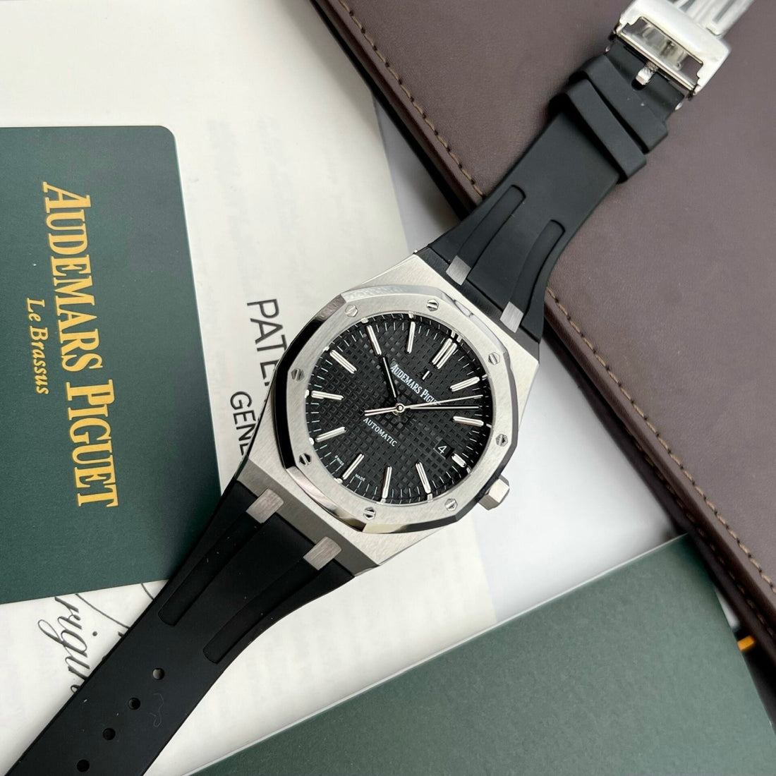 Audemars Piguet Royal Oak 15400ST Cadran noir Bracelet caoutchouc 41 mm