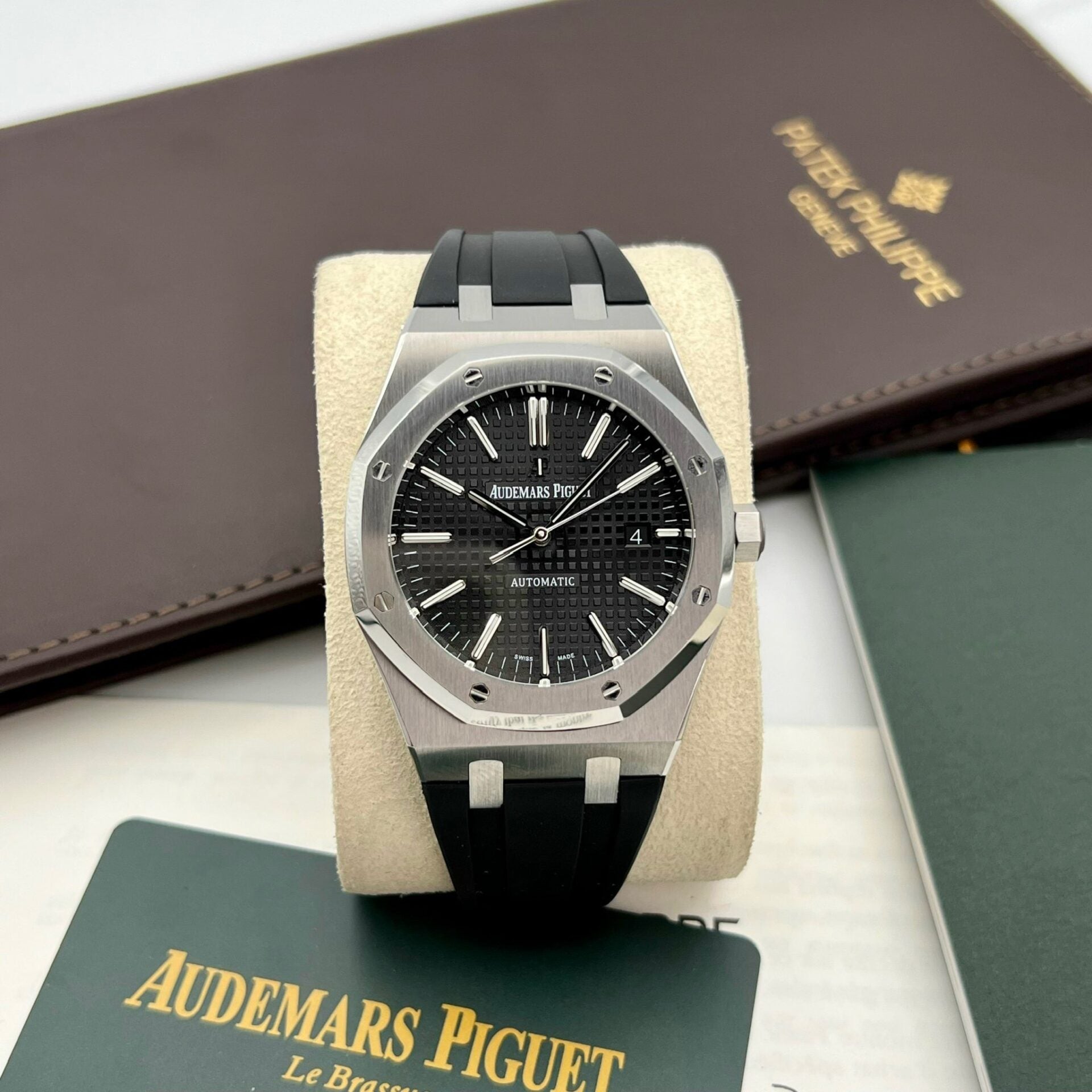 Audemars Piguet Royal Oak 15400ST Cadran noir Bracelet caoutchouc 41 mm