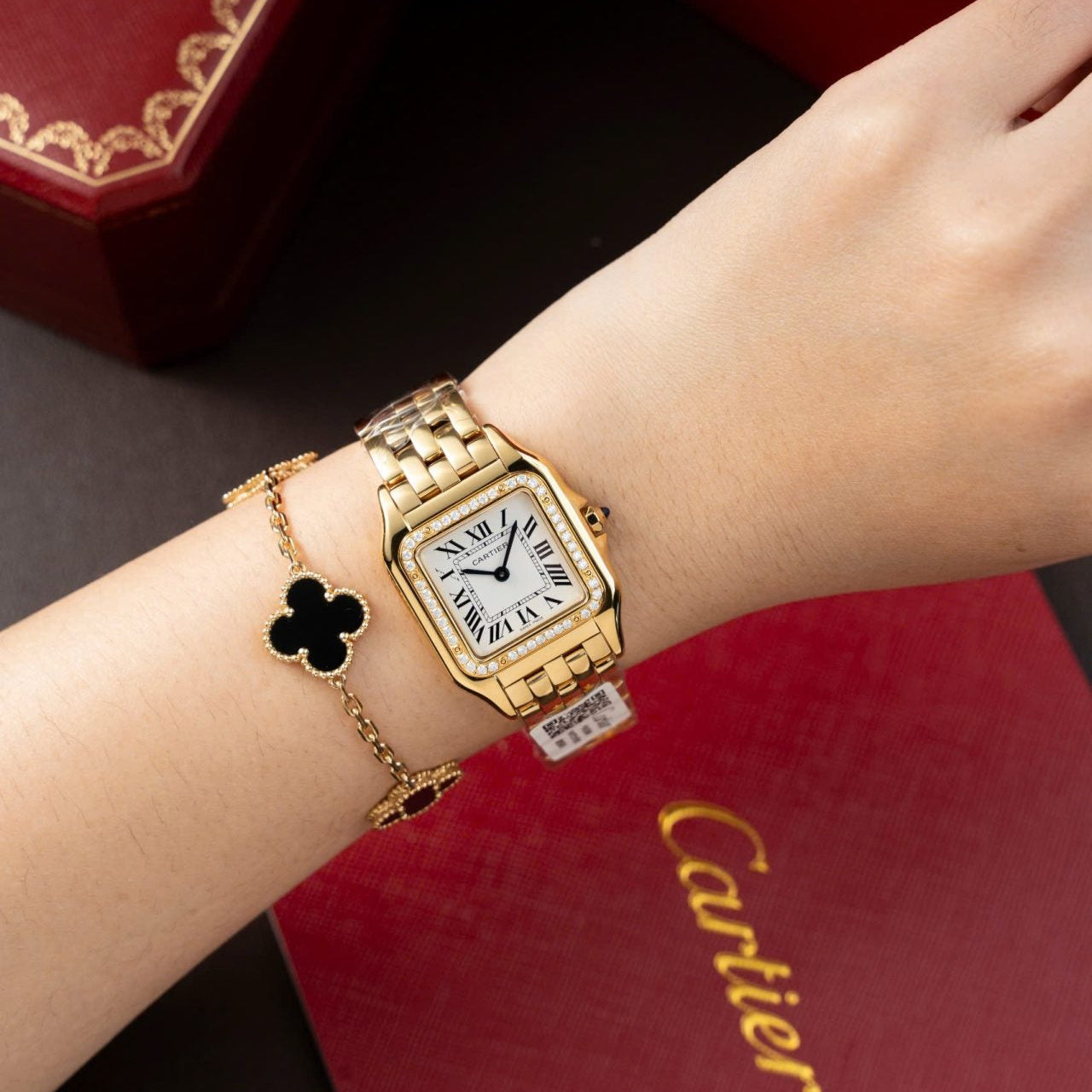 Montre Cartier Panthère WJPN0015, cadran blanc, lunette diamants, moissanite, 27 x 37 mm
