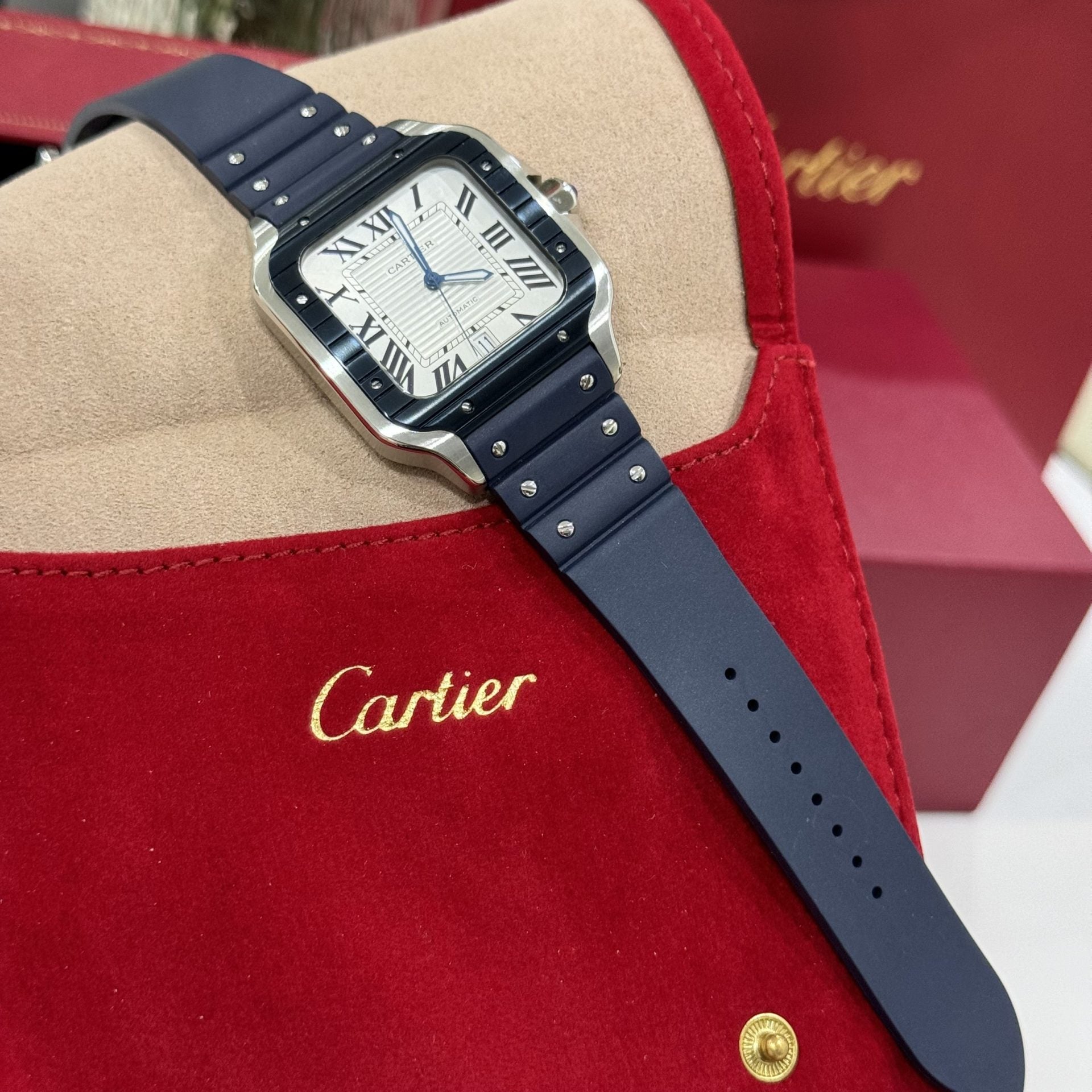 Montre Cartier Santos avec cadran blanc et bracelet en caoutchouc, 39,8 mm