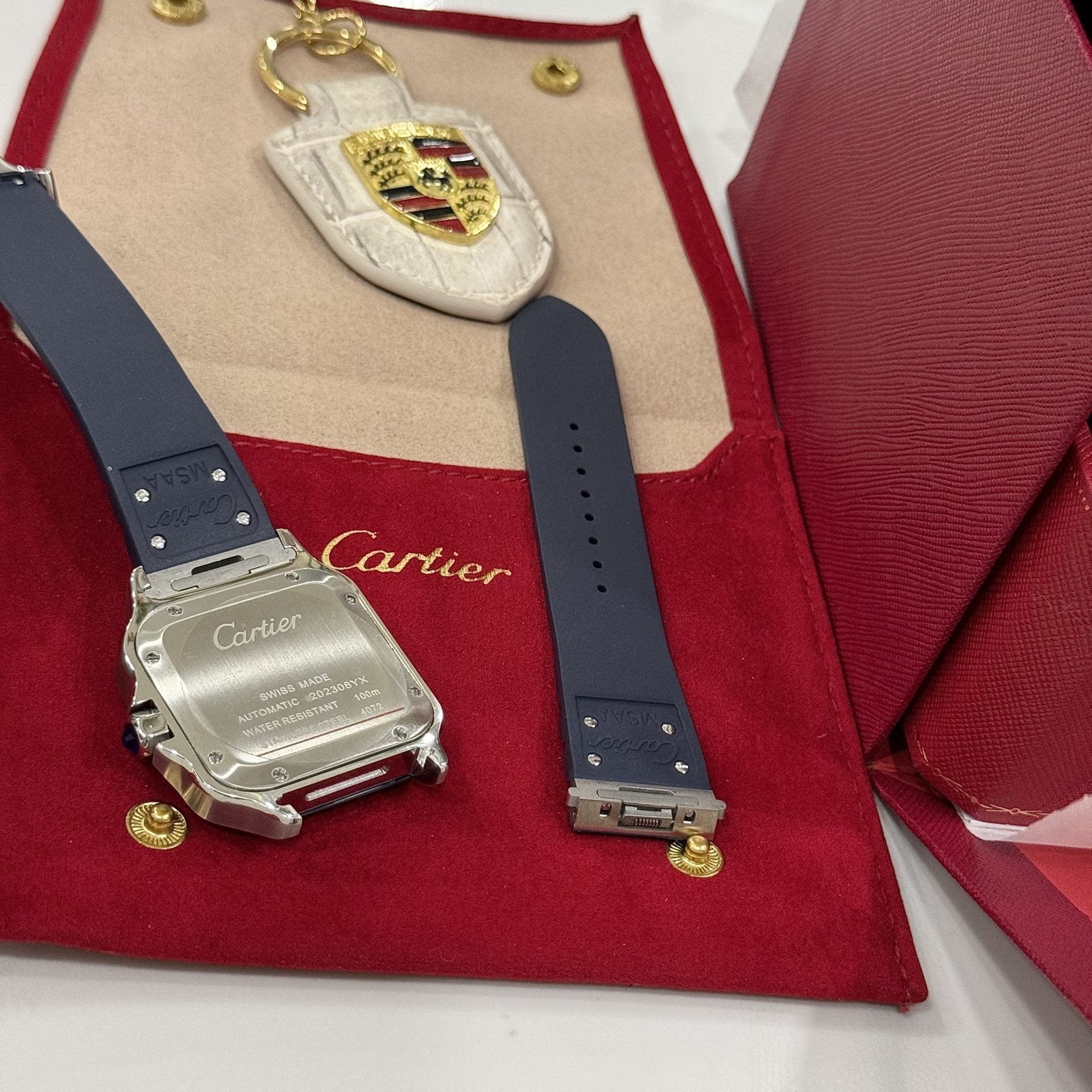 Montre Cartier Santos avec cadran blanc et bracelet en caoutchouc, 39,8 mm