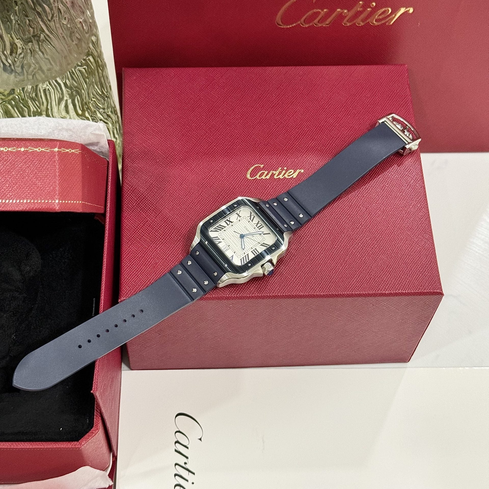 Montre Cartier Santos avec cadran blanc et bracelet en caoutchouc, 39,8 mm