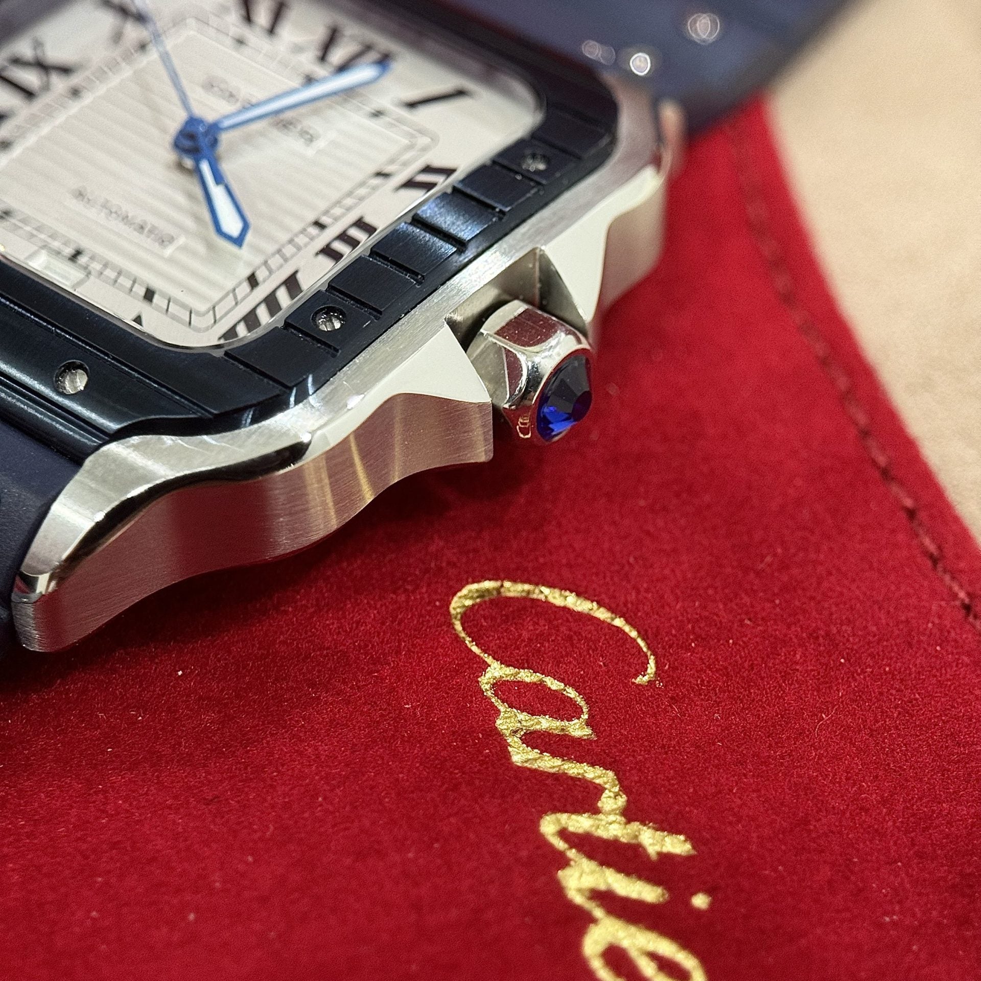 Montre Cartier Santos avec cadran blanc et bracelet en caoutchouc, 39,8 mm