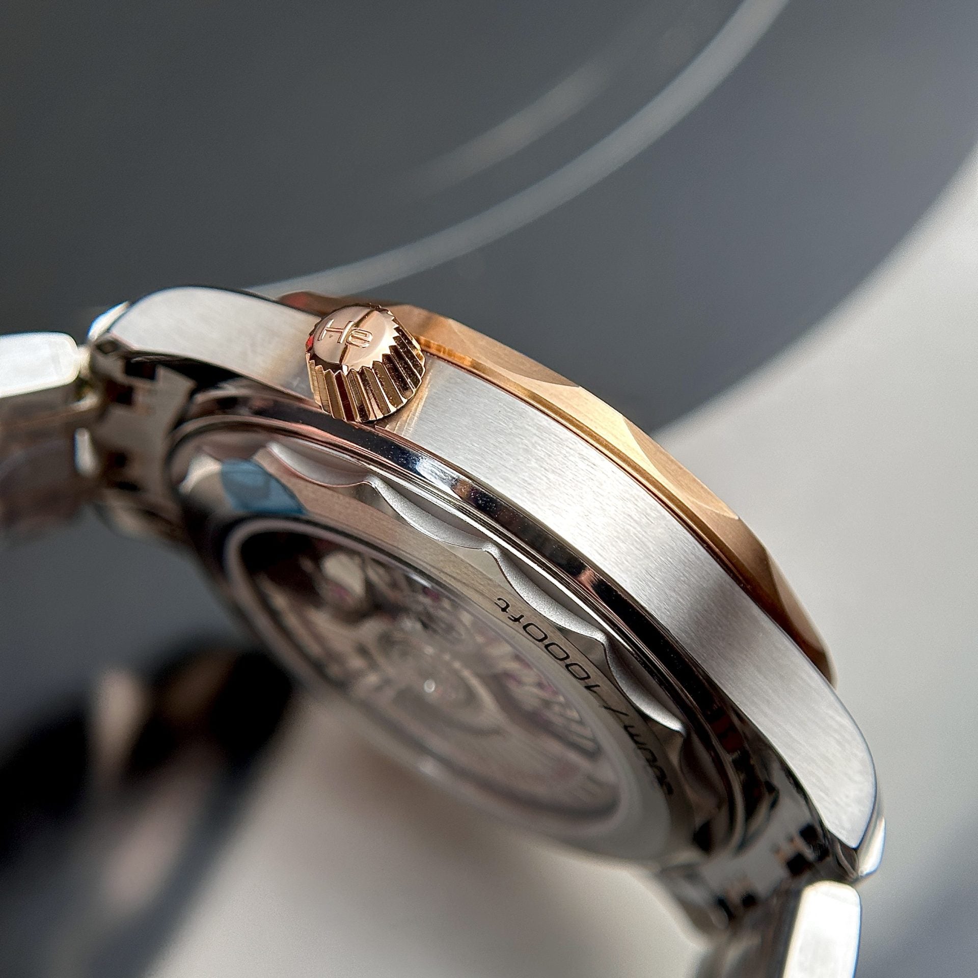 Omega Seamaster, blaues Zifferblatt, silber-rosa Armband, 42 mm