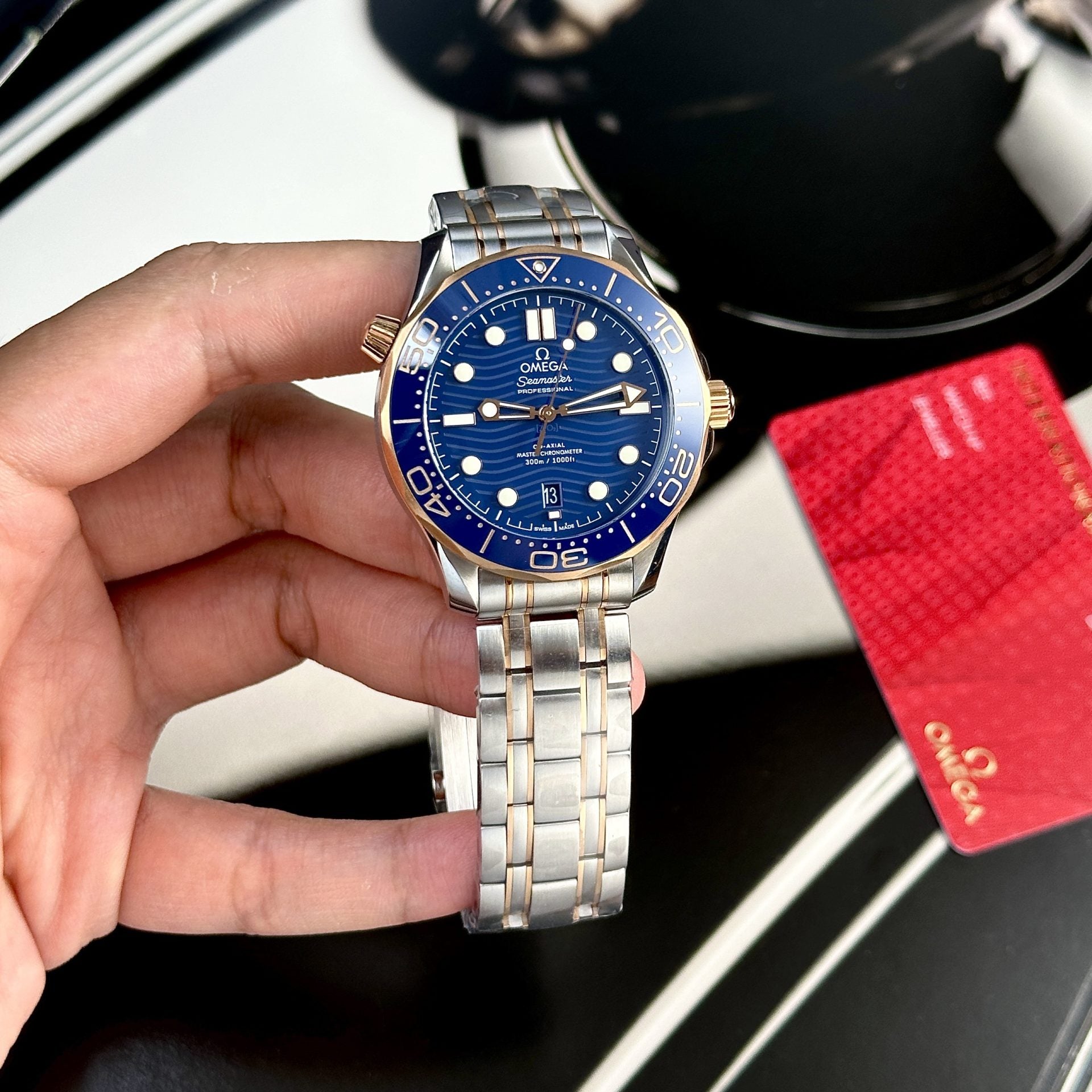 Omega Seamaster, blaues Zifferblatt, silber-rosa Armband, 42 mm