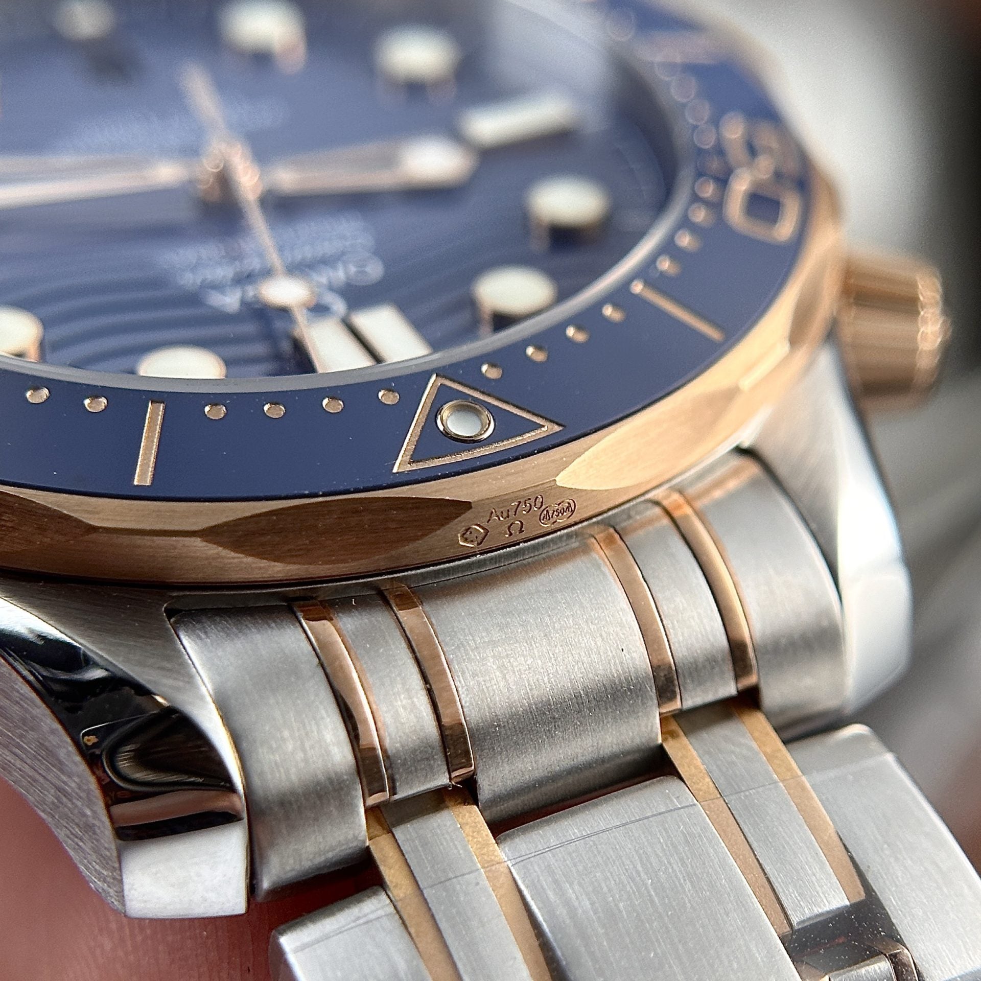 Omega Seamaster, blaues Zifferblatt, silber-rosa Armband, 42 mm
