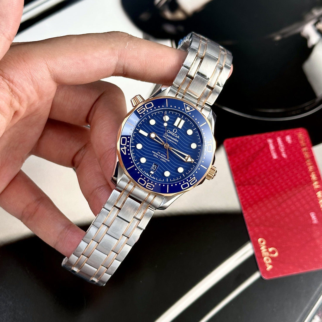 Omega Seamaster, blaues Zifferblatt, silber-rosa Armband, 42 mm