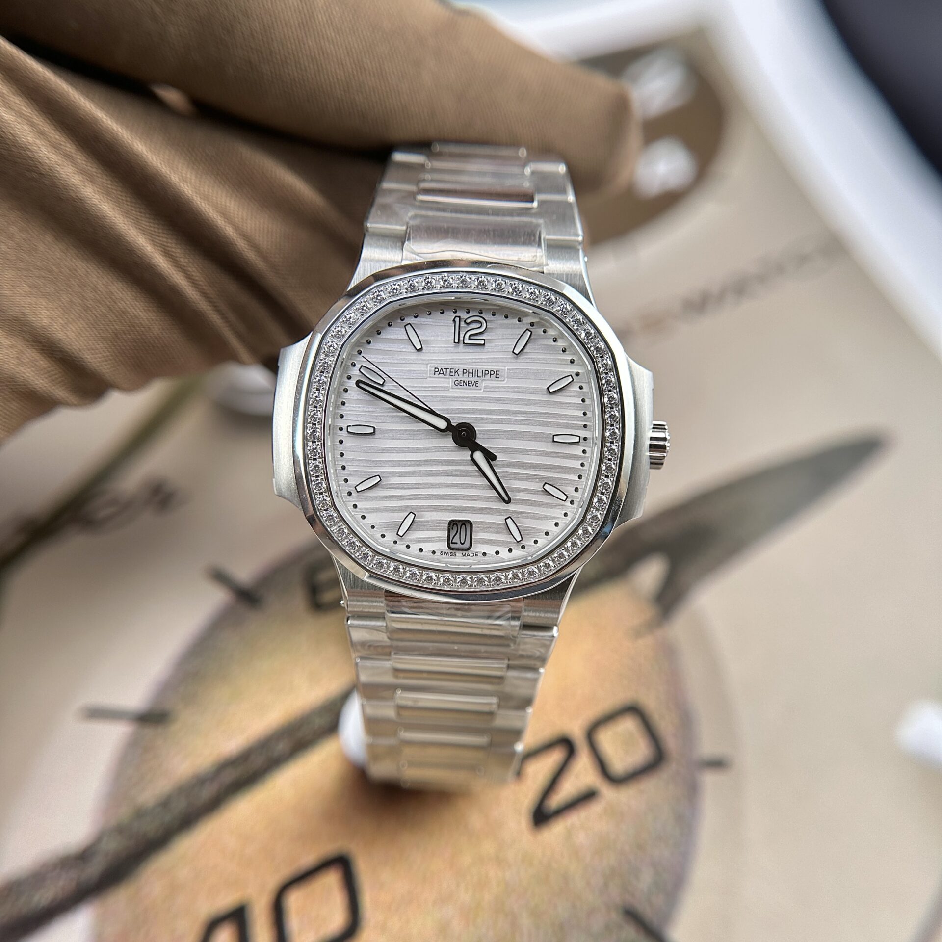 Patek Philippe Nautilus 7118 avec lunette en pierre 35,2 mm