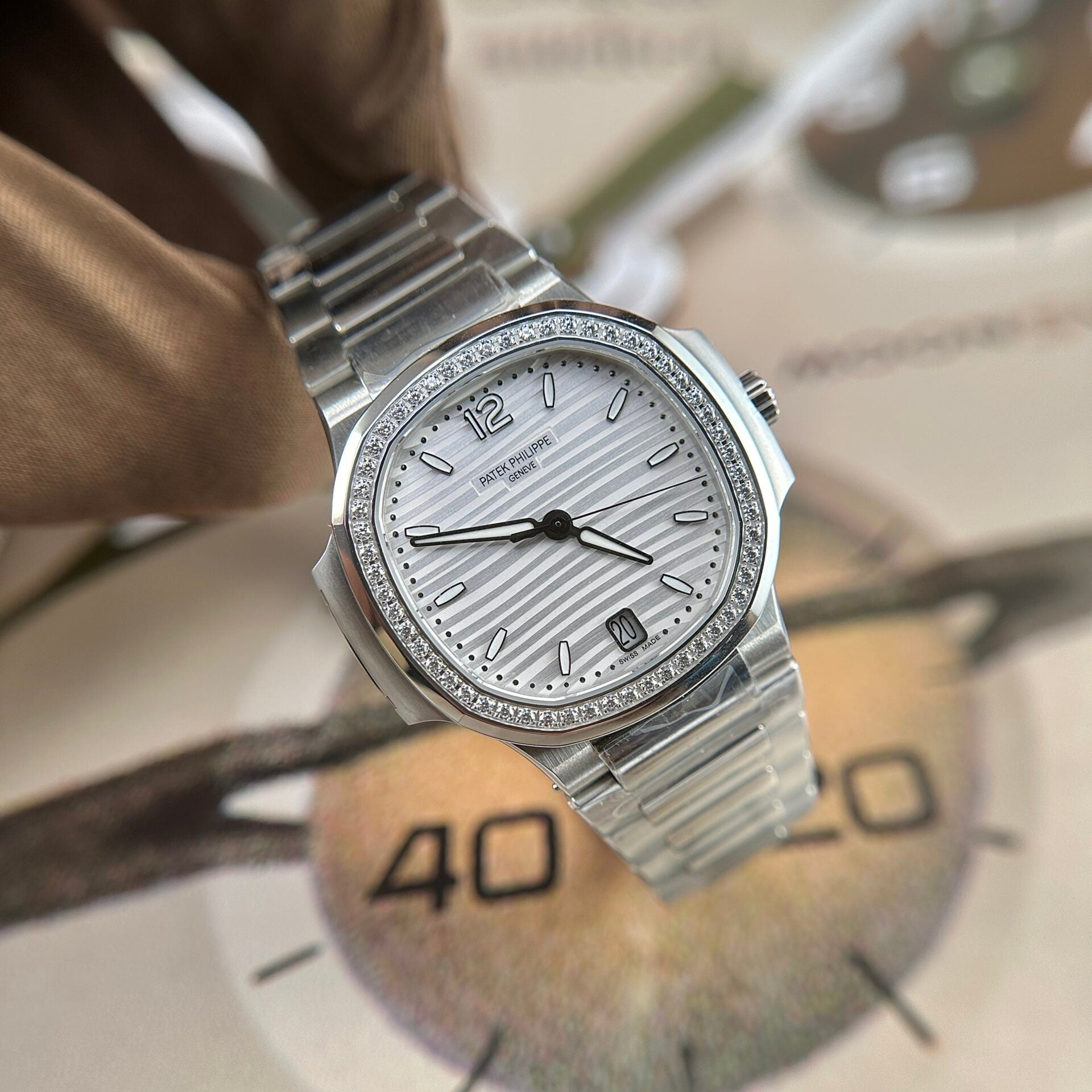 Patek Philippe Nautilus 7118 avec lunette en pierre 35,2 mm