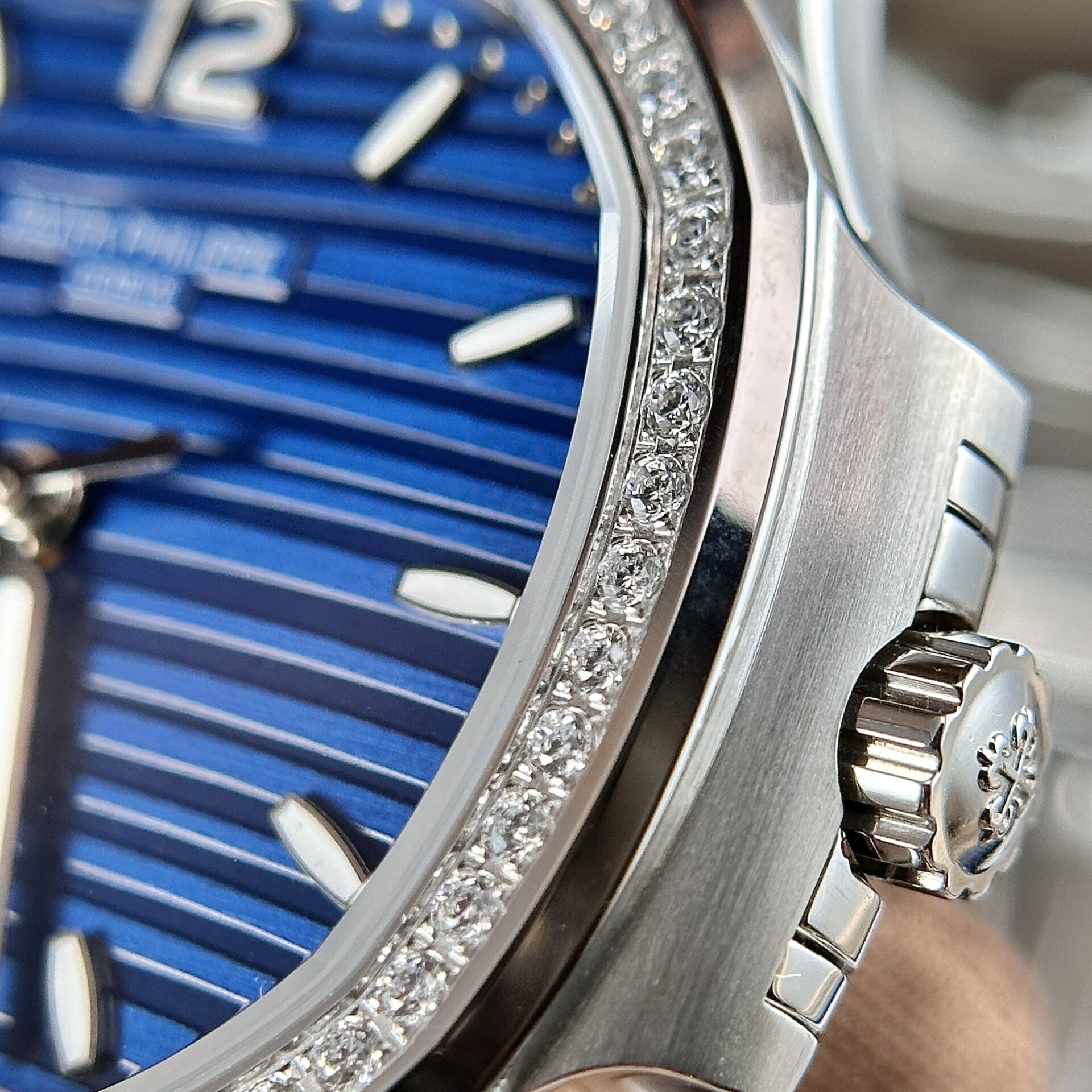 Patek Philippe Nautilus 7118 Cadran bleu Lunette en pierre 35,2 mm