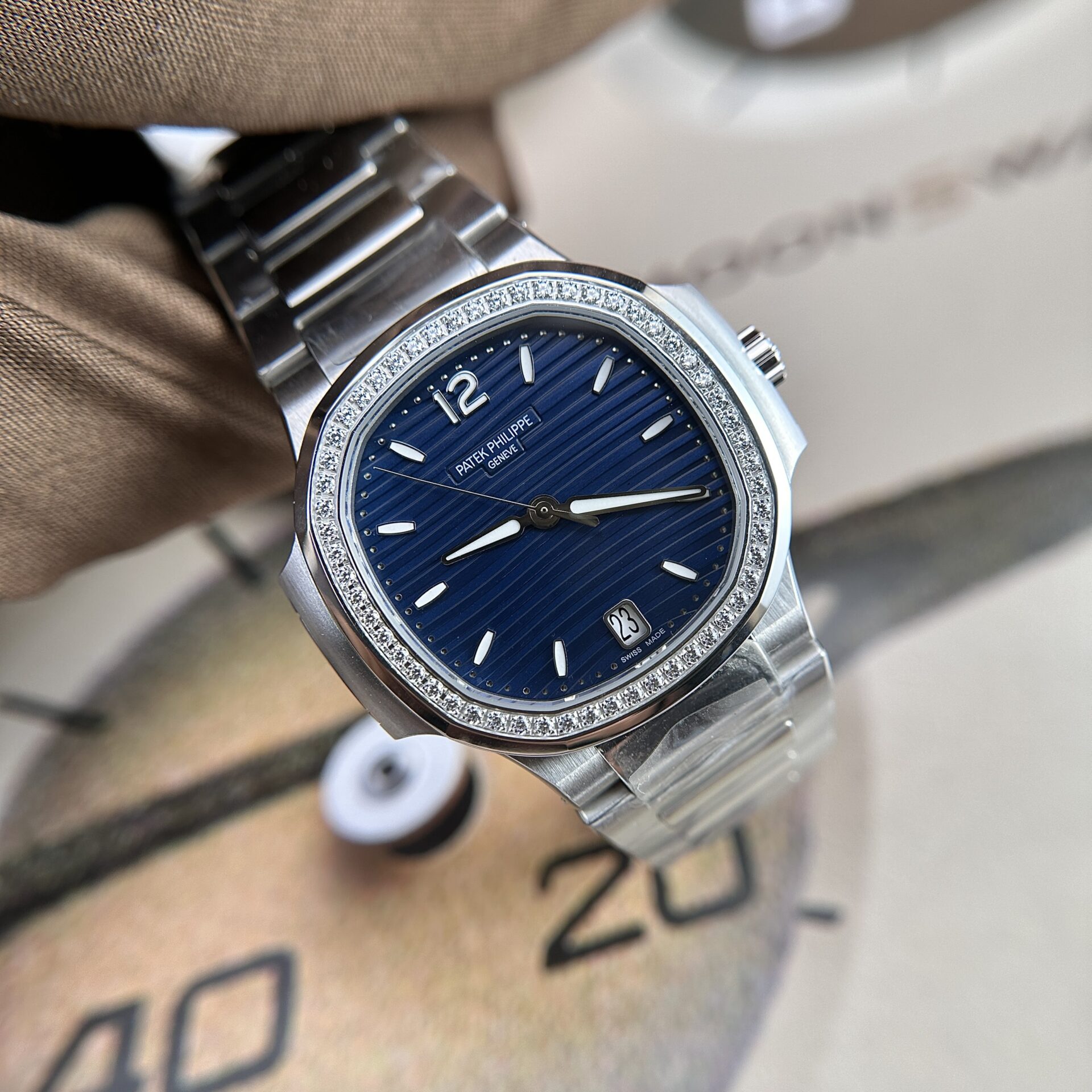 Patek Philippe Nautilus 7118 Cadran bleu Lunette en pierre 35,2 mm