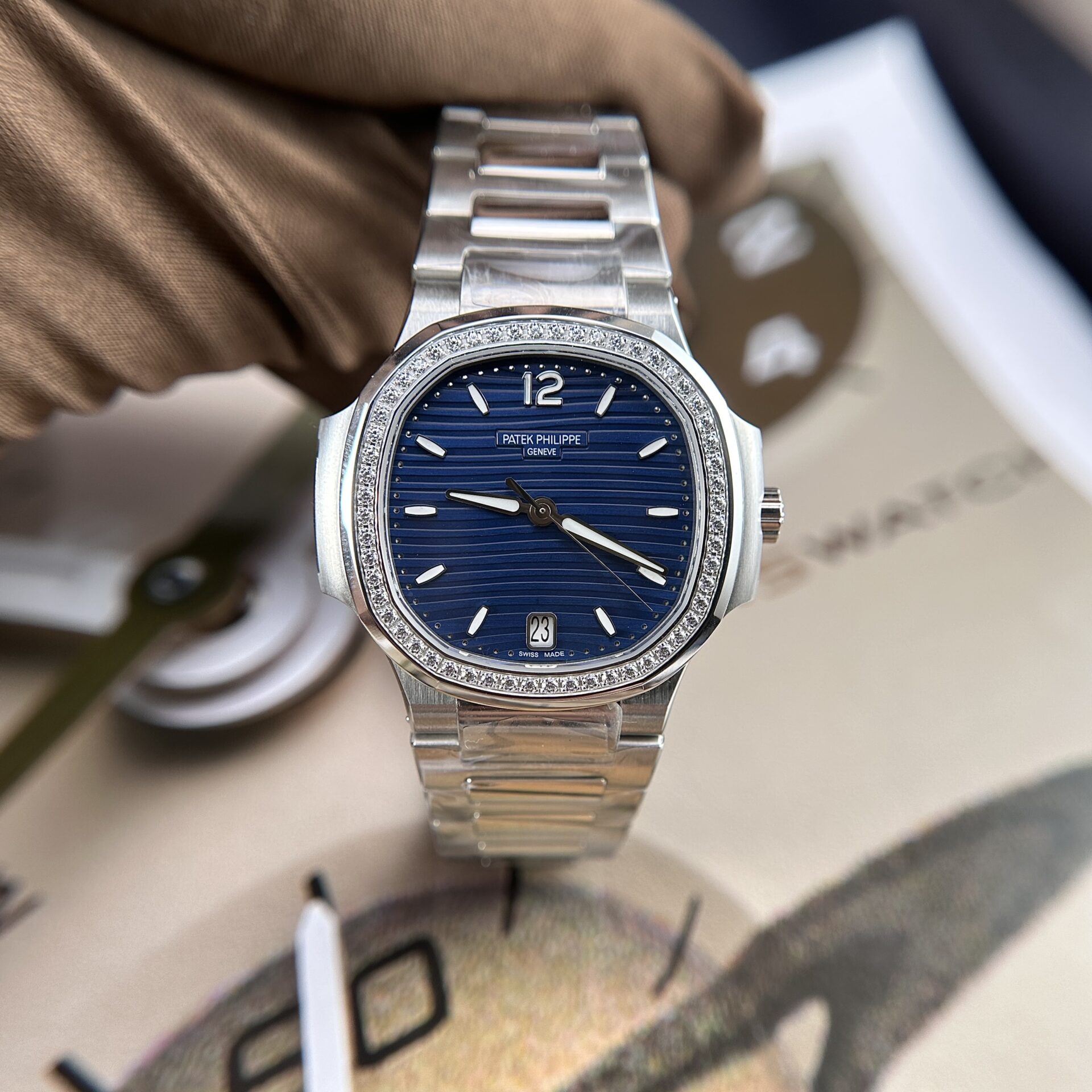 Patek Philippe Nautilus 7118 Cadran bleu Lunette en pierre 35,2 mm