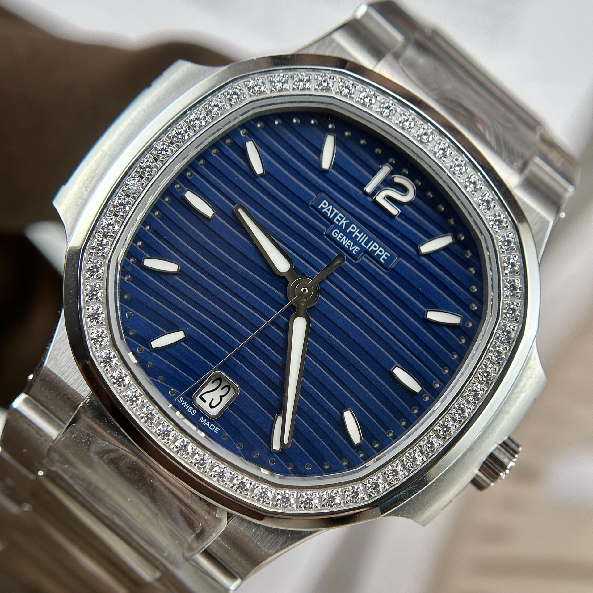 Patek Philippe Nautilus 7118 Cadran bleu Lunette en pierre 35,2 mm