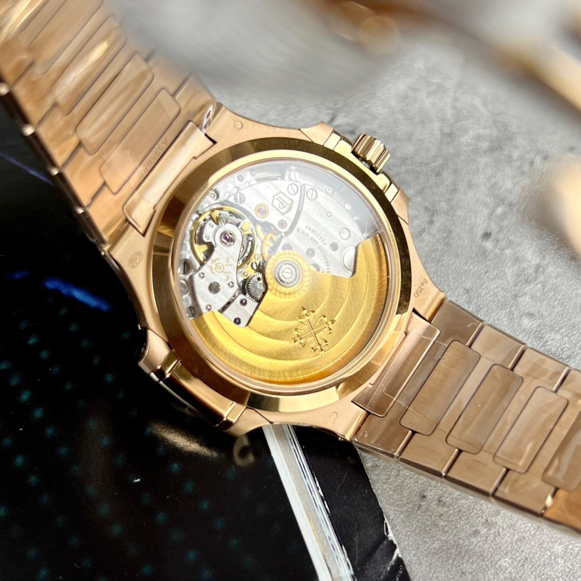 Patek Philippe Nautilus 7118 avec lunette en diamants 3K Factory 35,2 mm