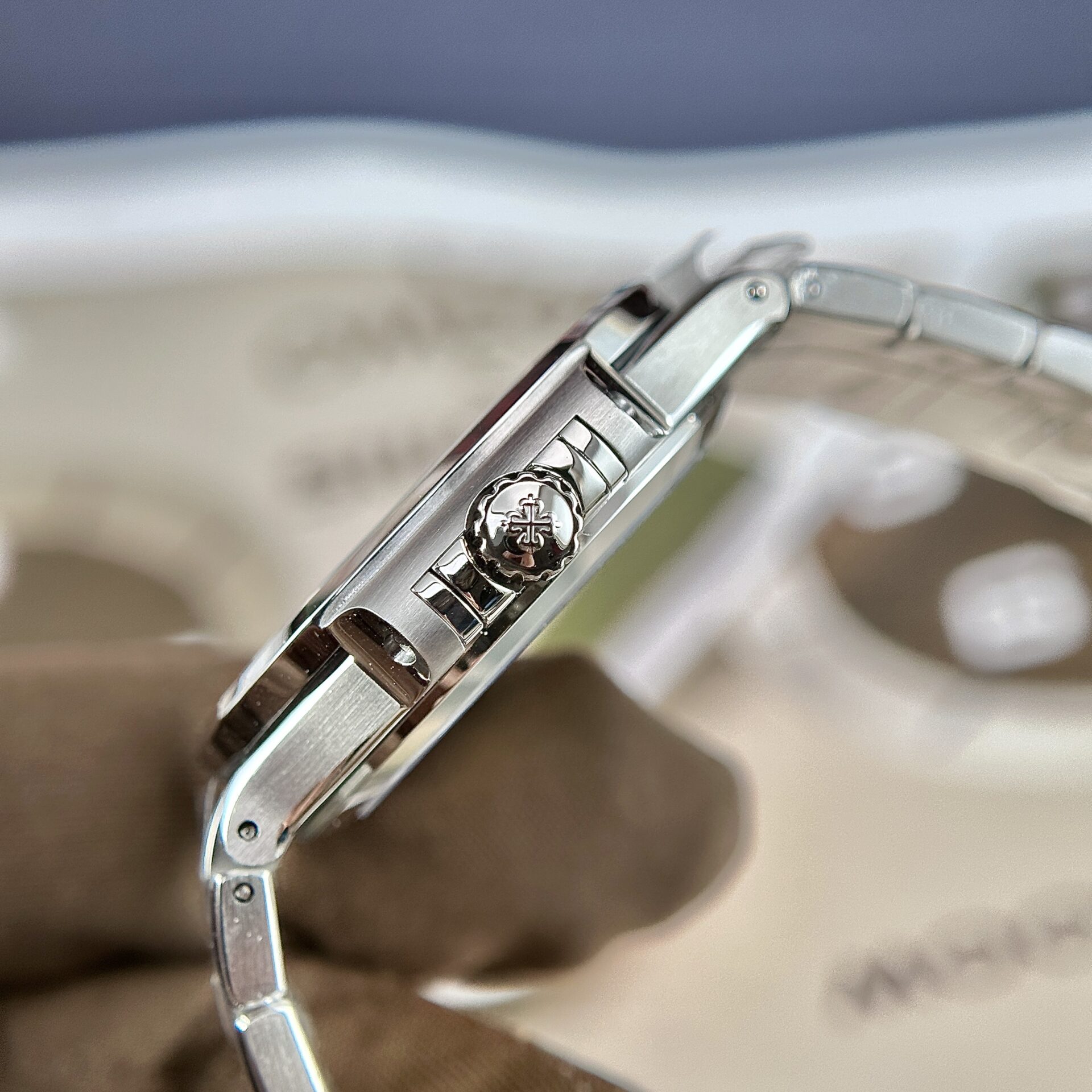 Patek Philippe Nautilus 7118 Cadran bleu Lunette en pierre 35,2 mm