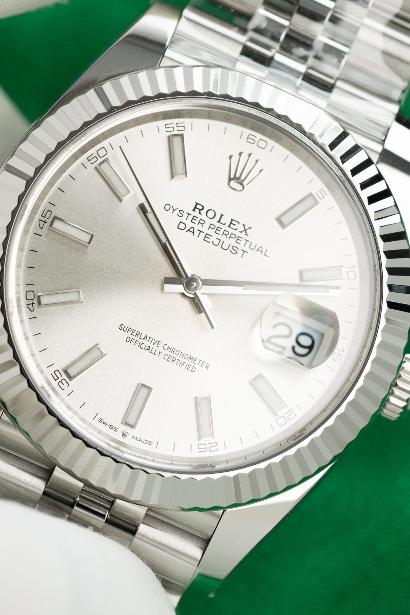 Rolex DateJust 126334 Cadran Argenté Pierre chiffres 41mm