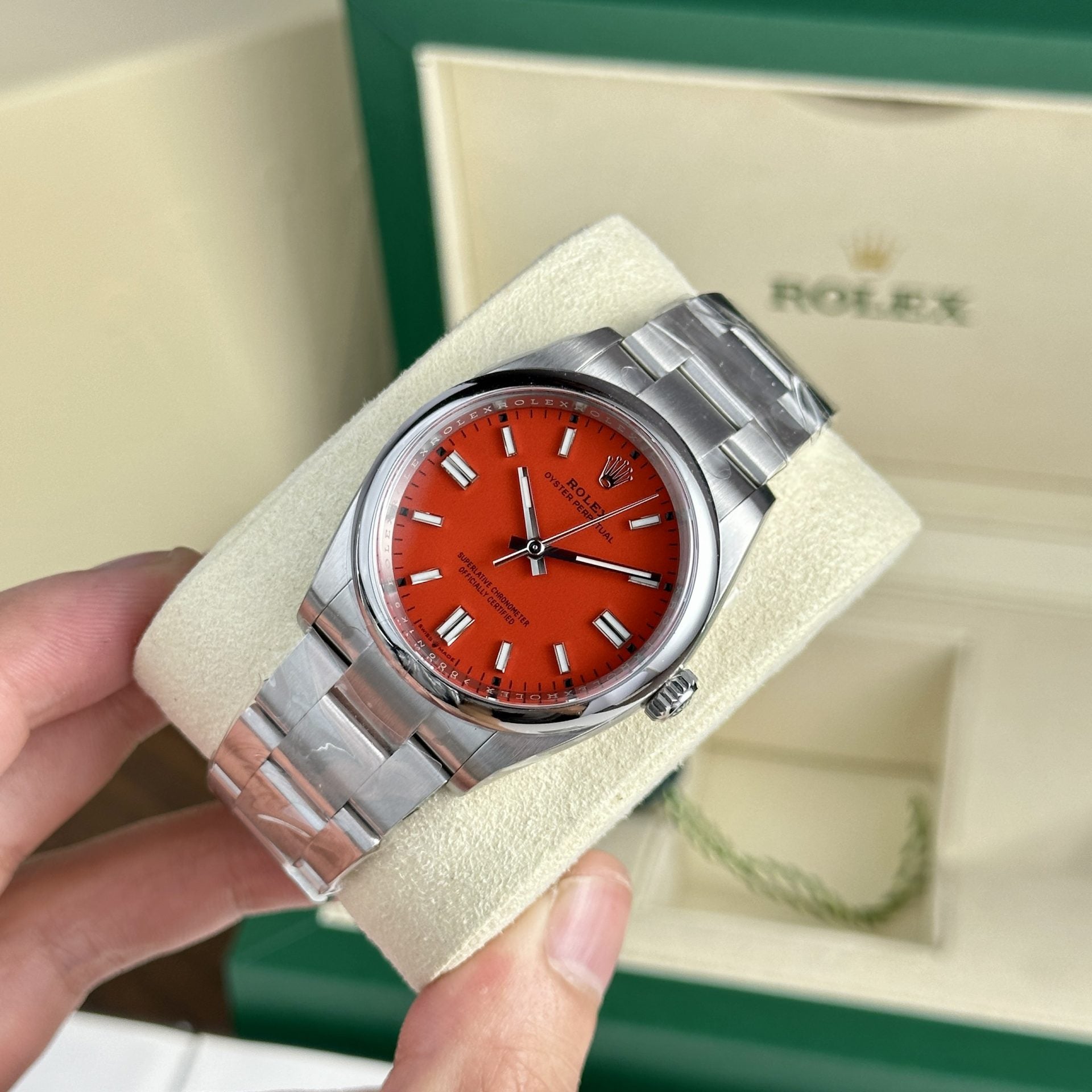 Rolex Oyster Perpetual 126000 Cadran rouge 36 mm