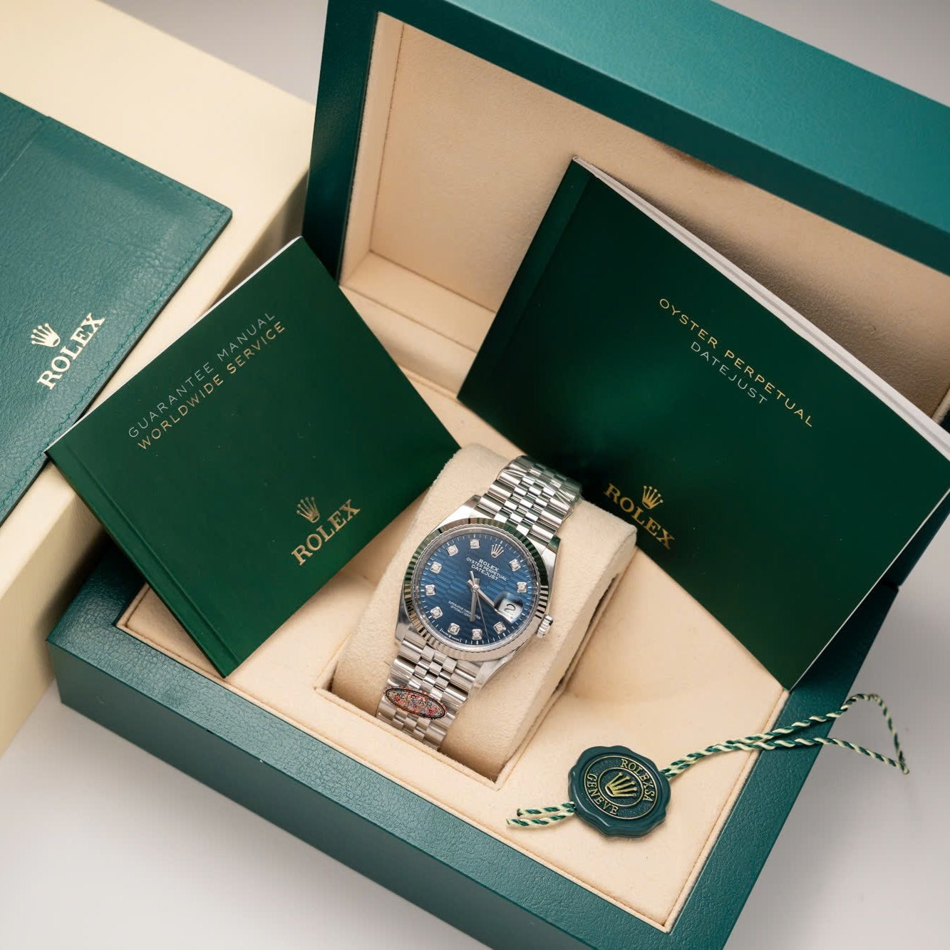 Rolex DateJust 126234 Cadran Bleu avec chiffres en pierre 36 mm