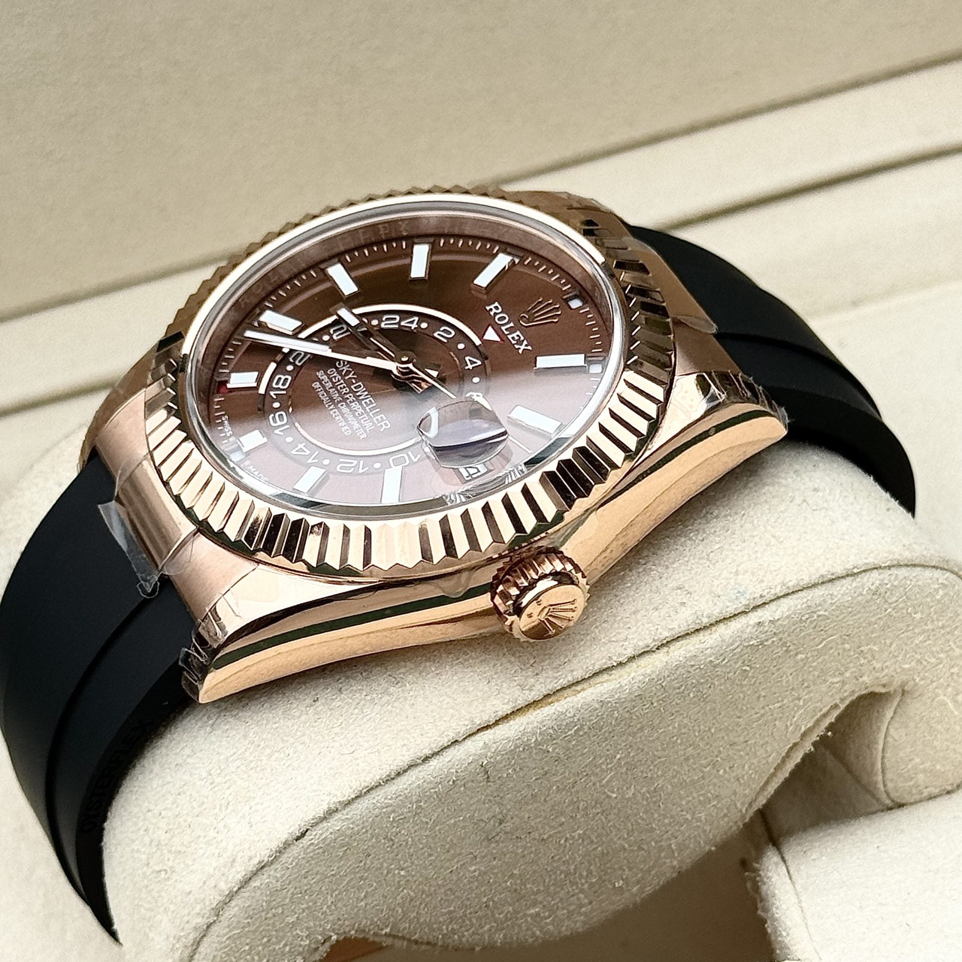 Rolex Sky-Dweller 336235 Cadran chocolat Bracelet caoutchouc 42 mm