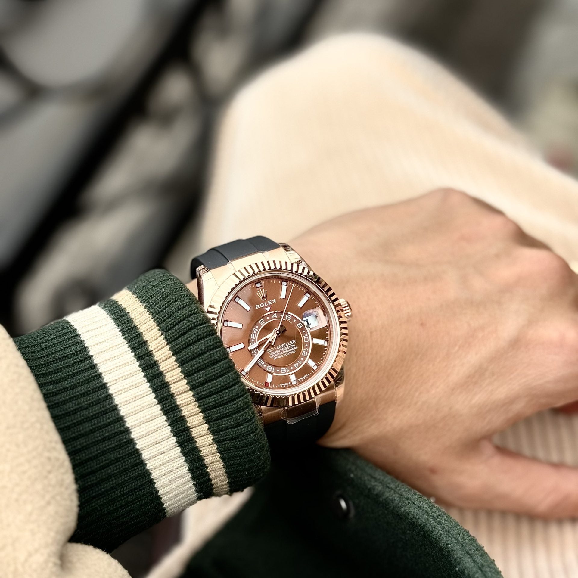 Rolex Sky-Dweller 336235 Cadran chocolat Bracelet caoutchouc 42 mm
