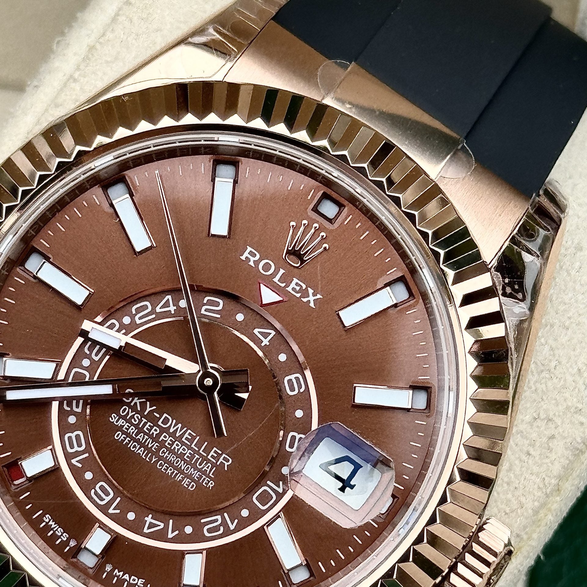 Rolex Sky-Dweller 336235 Cadran chocolat Bracelet caoutchouc 42 mm