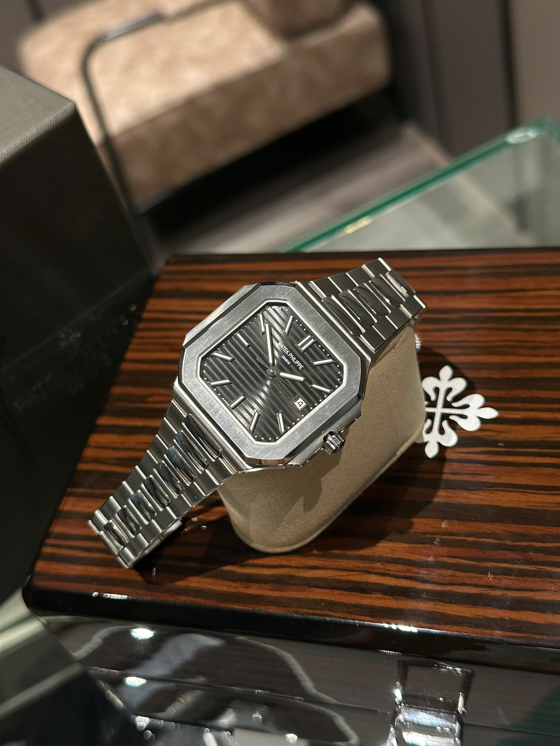 Patek Philippe Cubitus 5821 bracelet en métal noir 45 mm