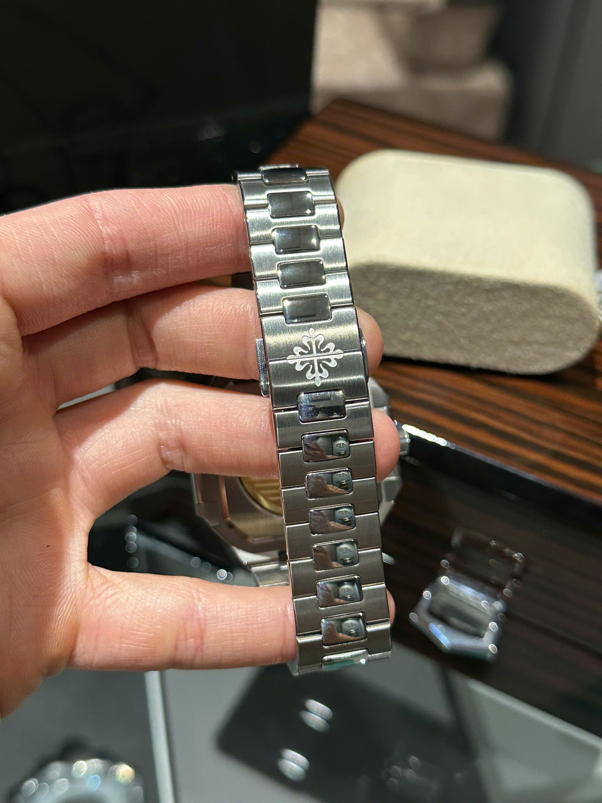 Patek Philippe Cubitus 5821 bracelet en métal noir 45 mm