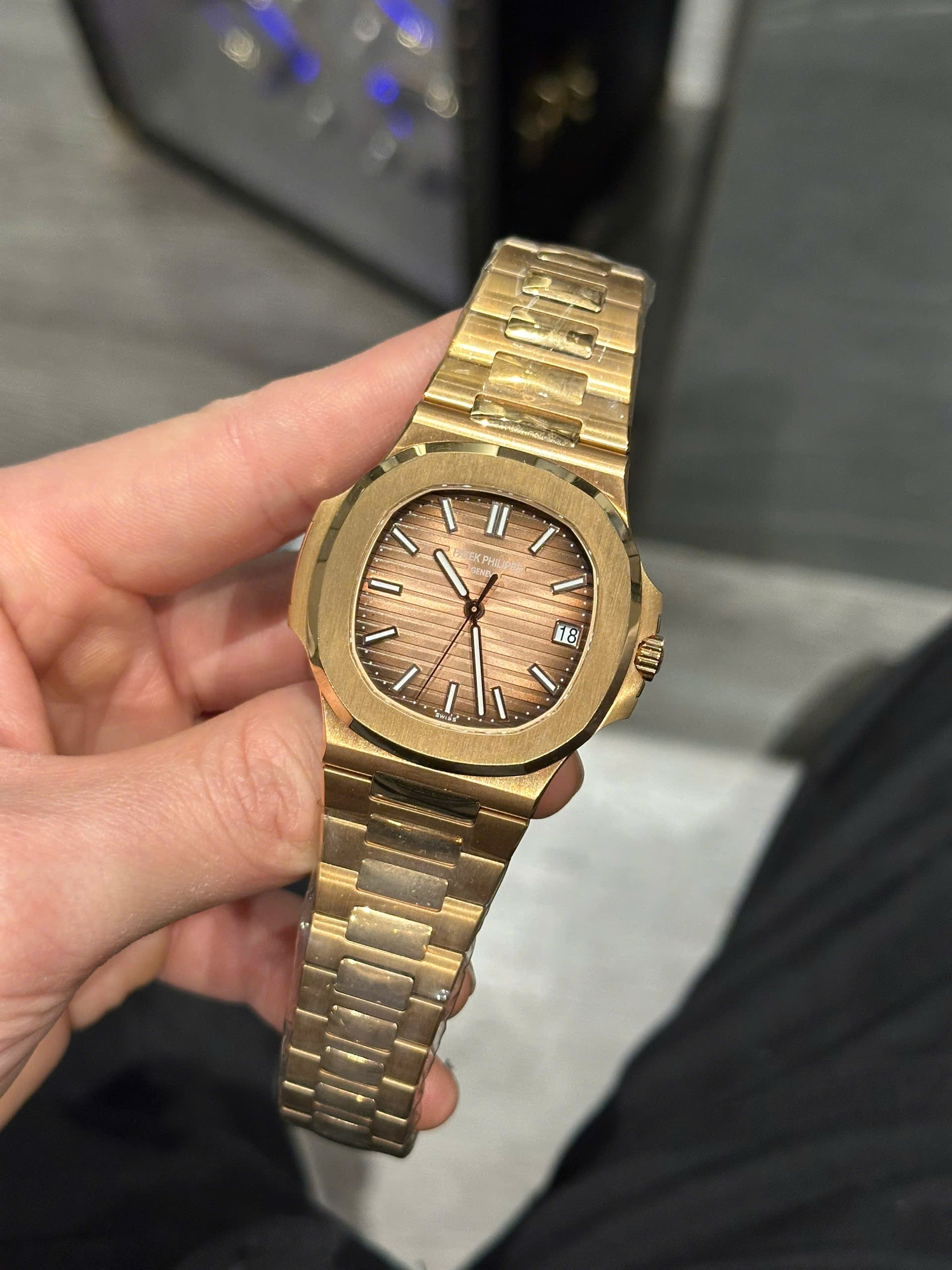 Patek Philippe Nautilus 5711 plaqué or rose, cadran chocolat 3K, usine