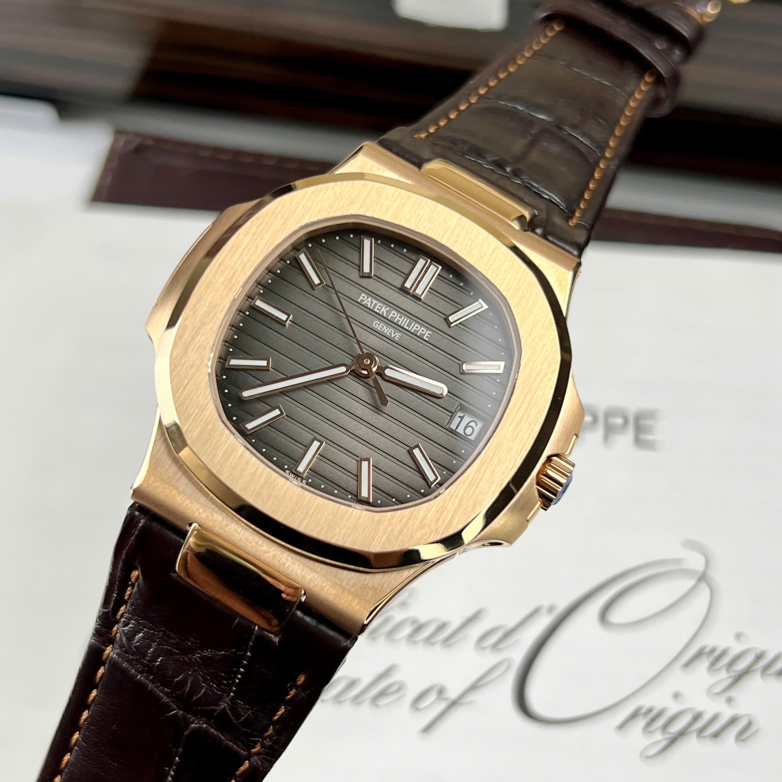 Patek Philippe Nautilus 5711 Cadran gris Bracelet cuir 40 mm