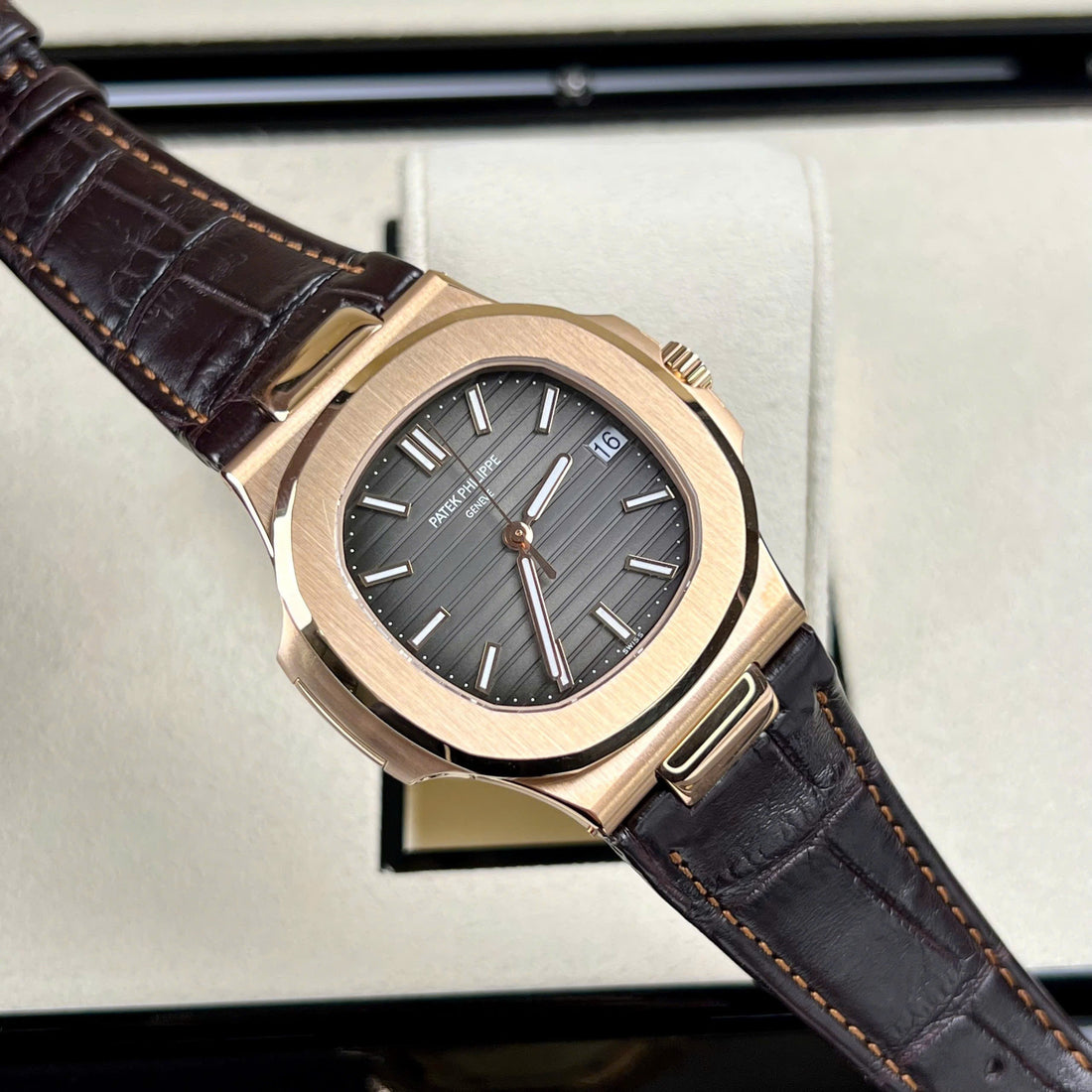 Patek Philippe Nautilus 5711 Cadran gris Bracelet cuir 40 mm