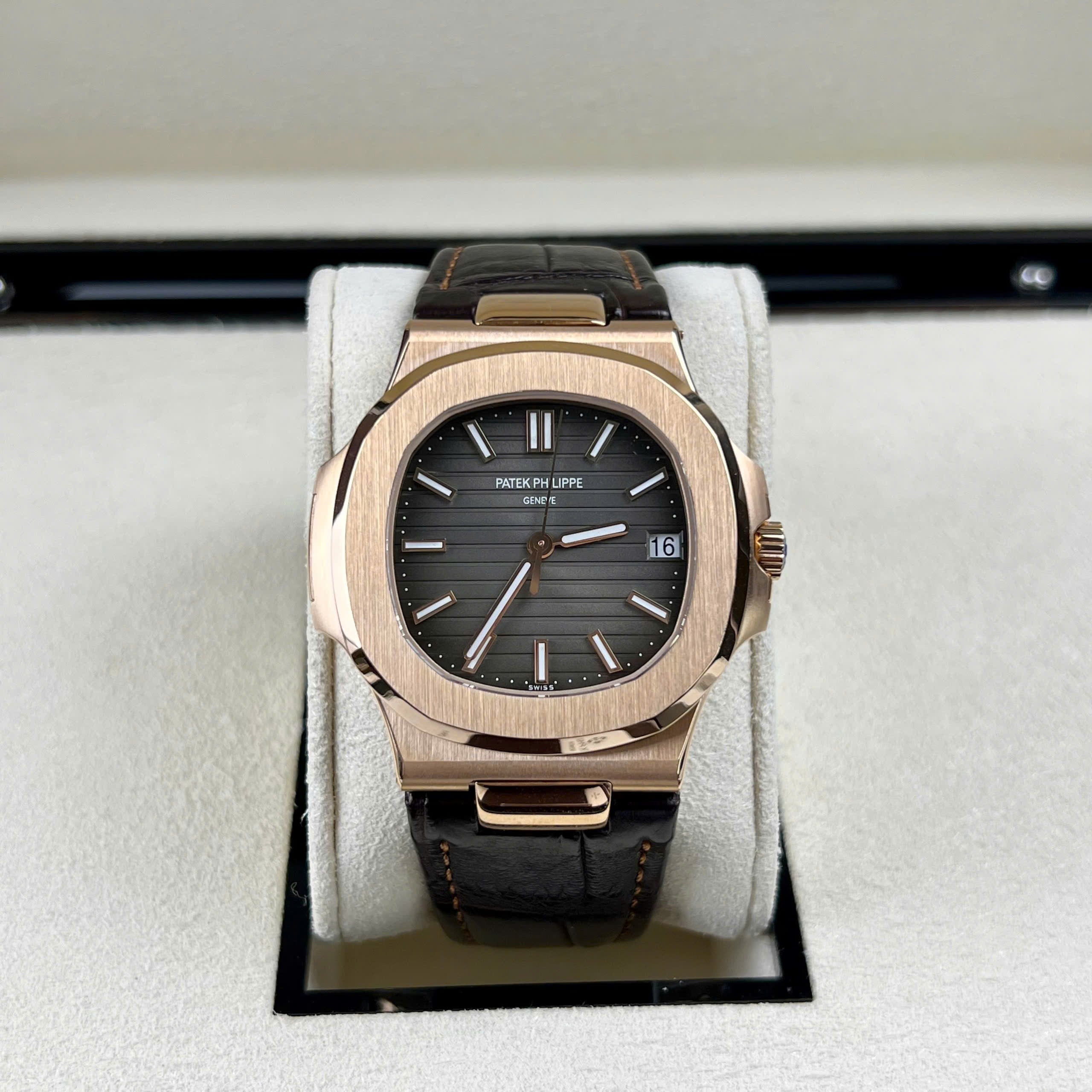 Patek Philippe Nautilus 5711 Cadran gris Bracelet cuir 40 mm