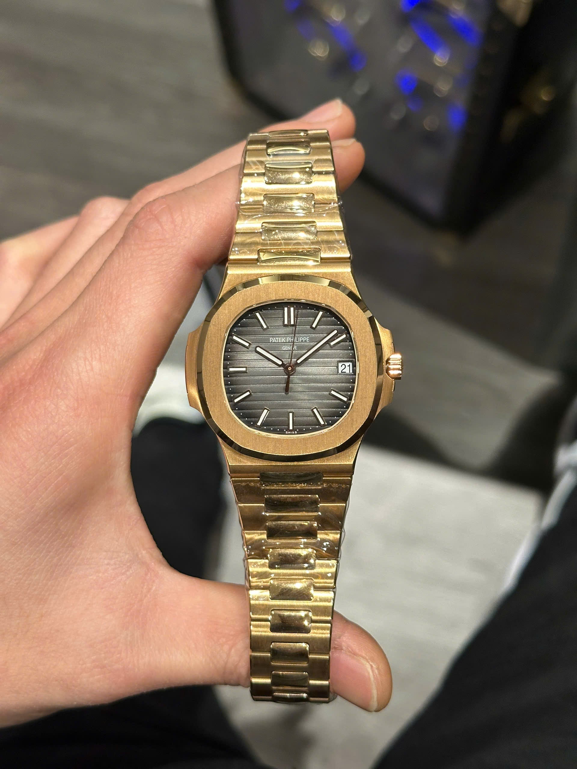 Patek Philippe Nautilus 5711 plaqué or rose 3K cadran gris d'usine 40 mm