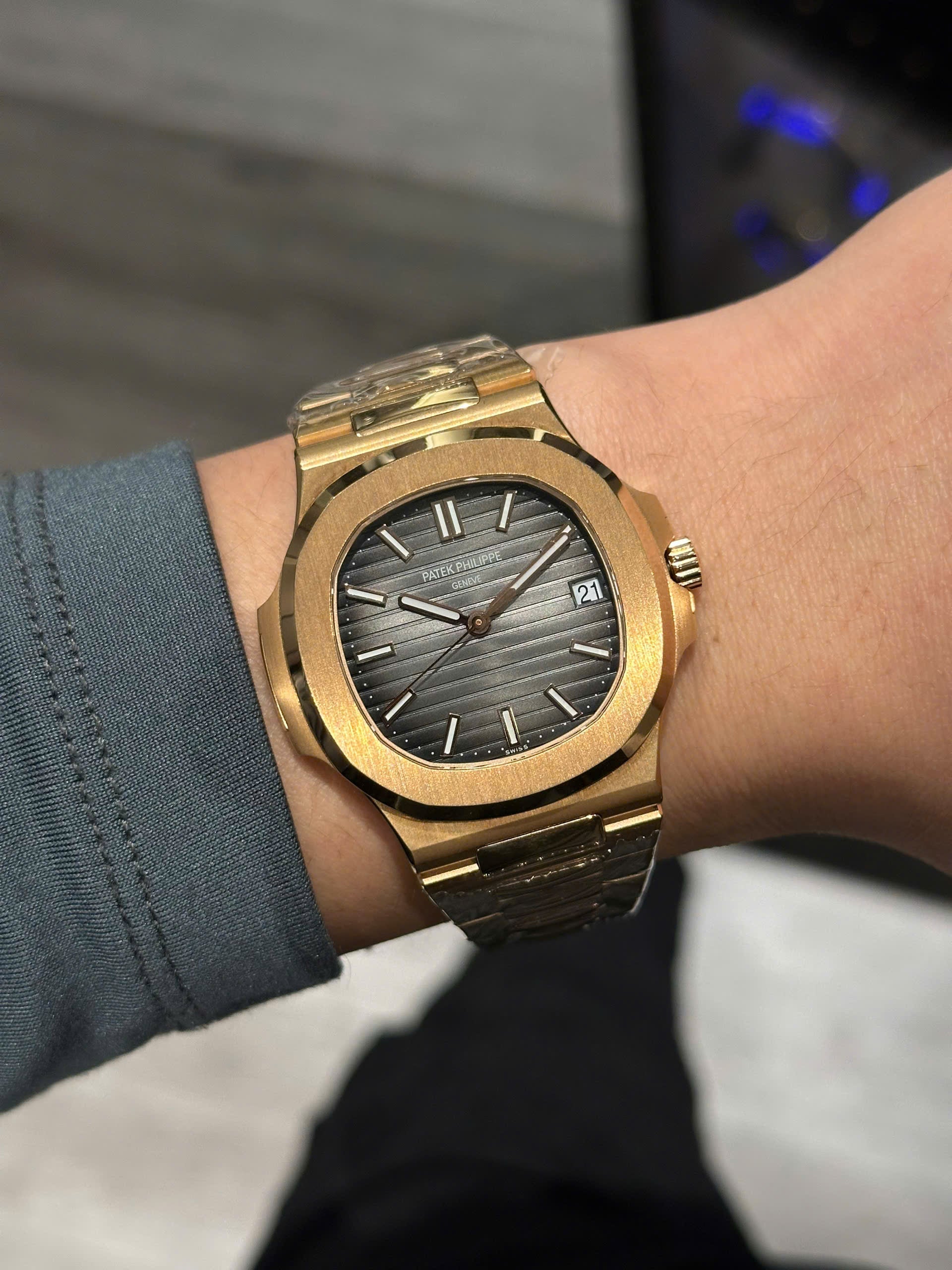 Patek Philippe Nautilus 5711 plaqué or rose 3K cadran gris d'usine 40 mm