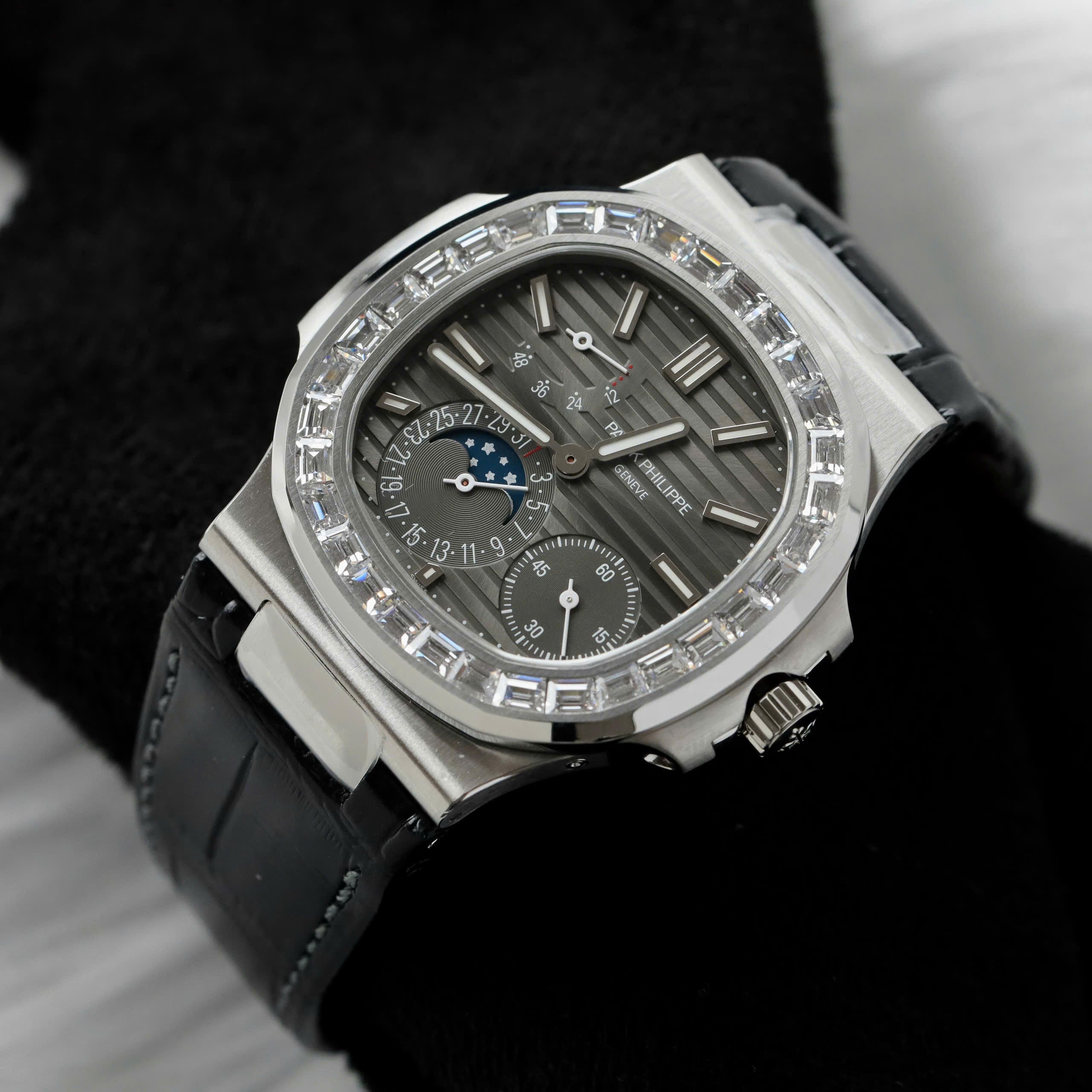 Patek Philippe Nautilus 5724 Cadran gris Bracelet cuir 40 mm