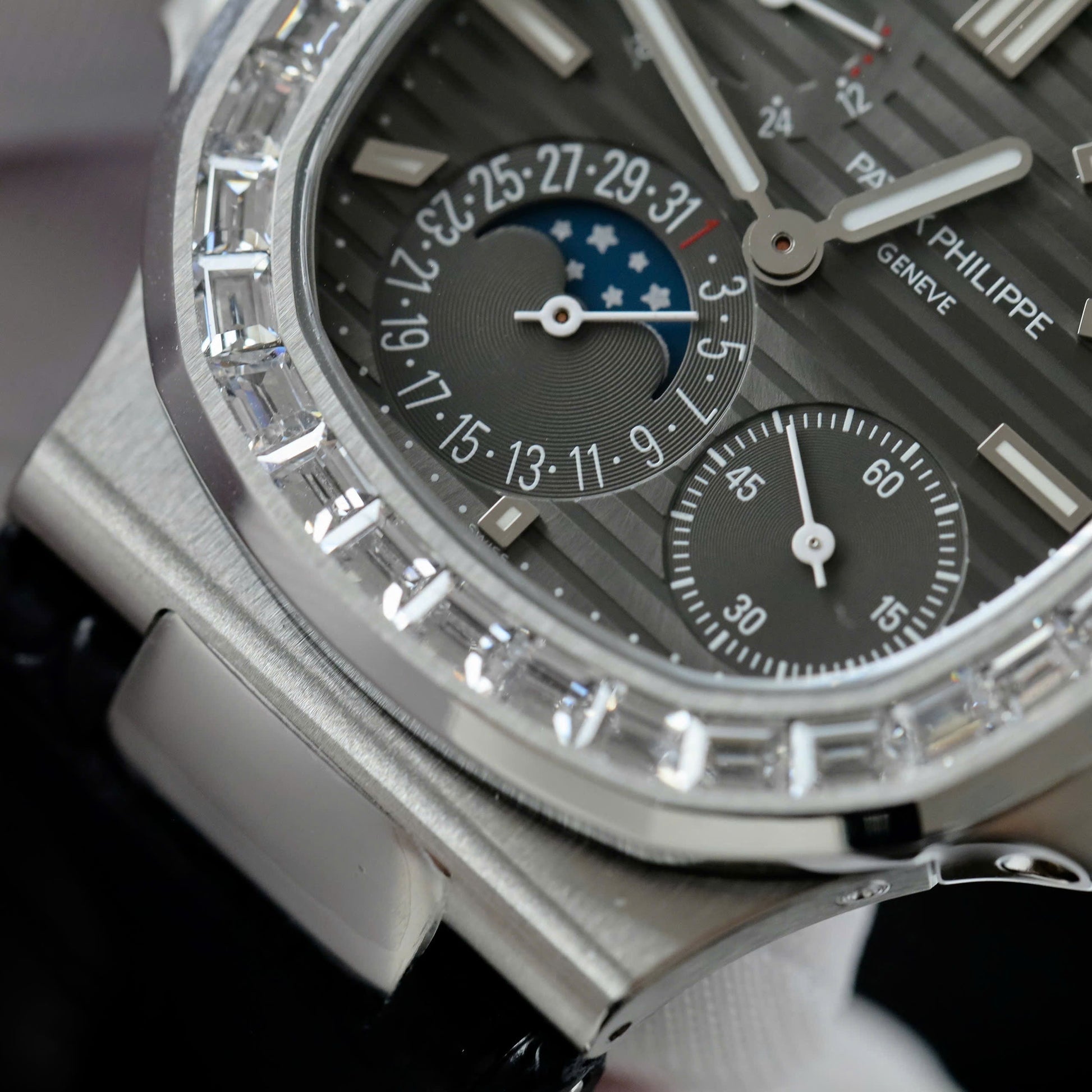 Patek Philippe Nautilus 5724 Cadran gris Bracelet cuir 40 mm