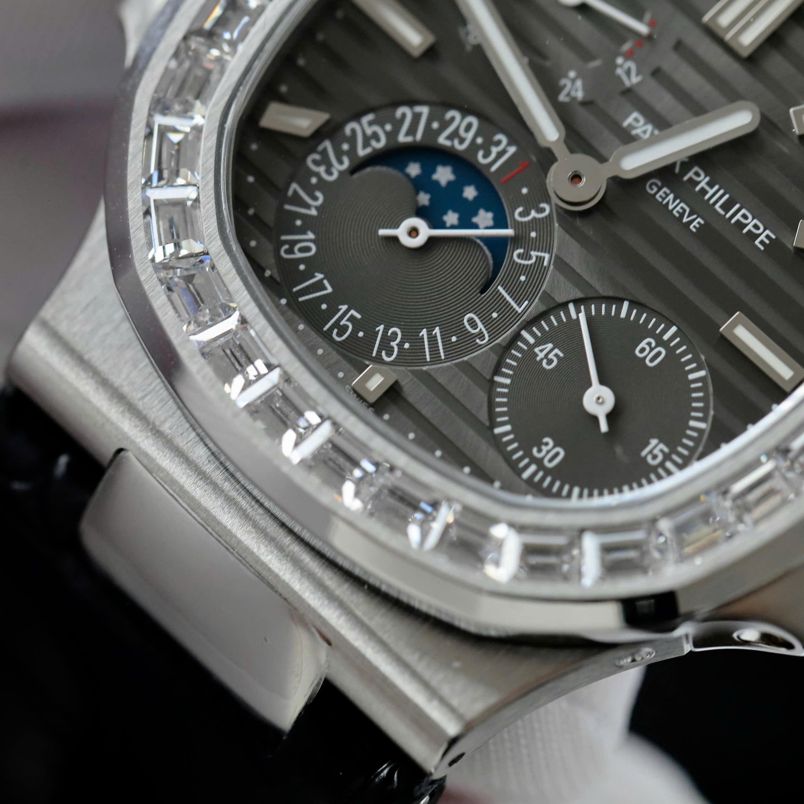 Patek Philippe Nautilus 5724 Cadran gris Bracelet cuir 40 mm