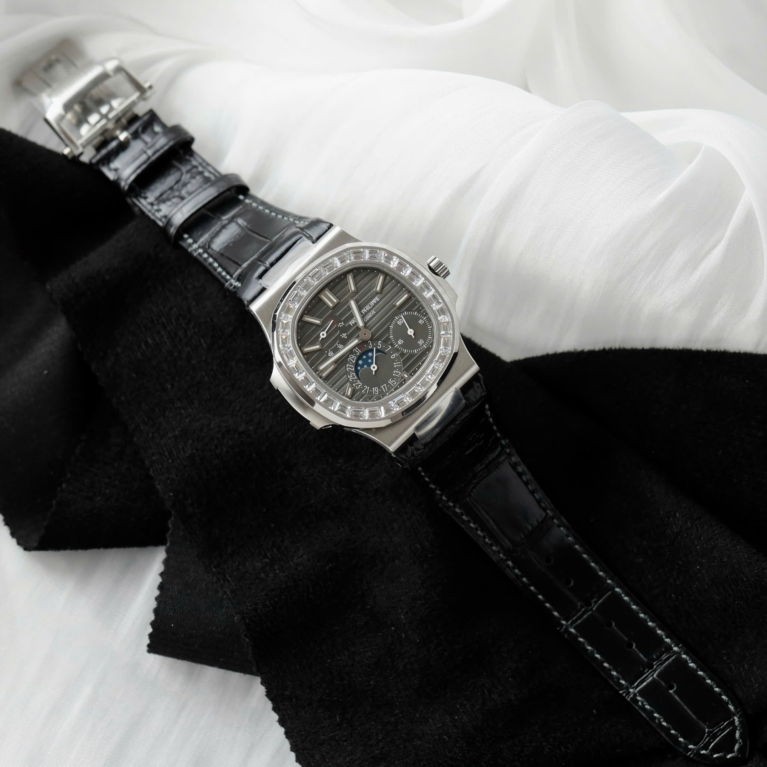 Patek Philippe Nautilus 5724 Cadran gris Bracelet cuir 40 mm