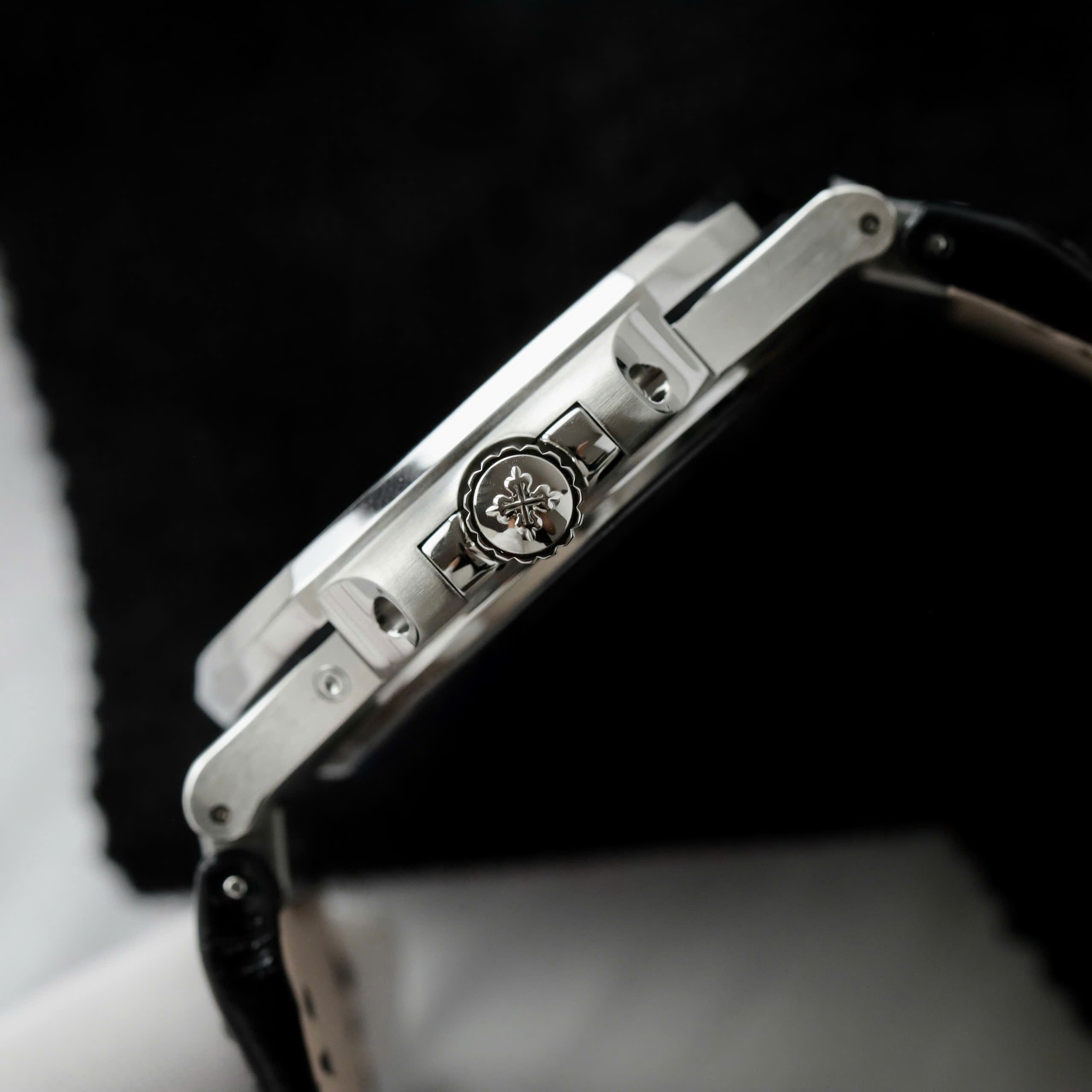 Patek Philippe Nautilus 5724 Cadran gris Bracelet cuir 40 mm