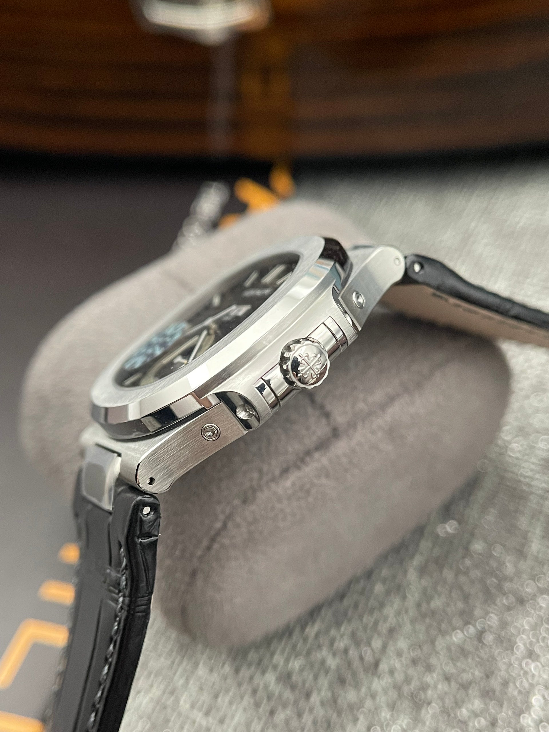 Patek Philippe Nautilus 5726G cadran gris bracelet cuir GR Factory 40,5 mm