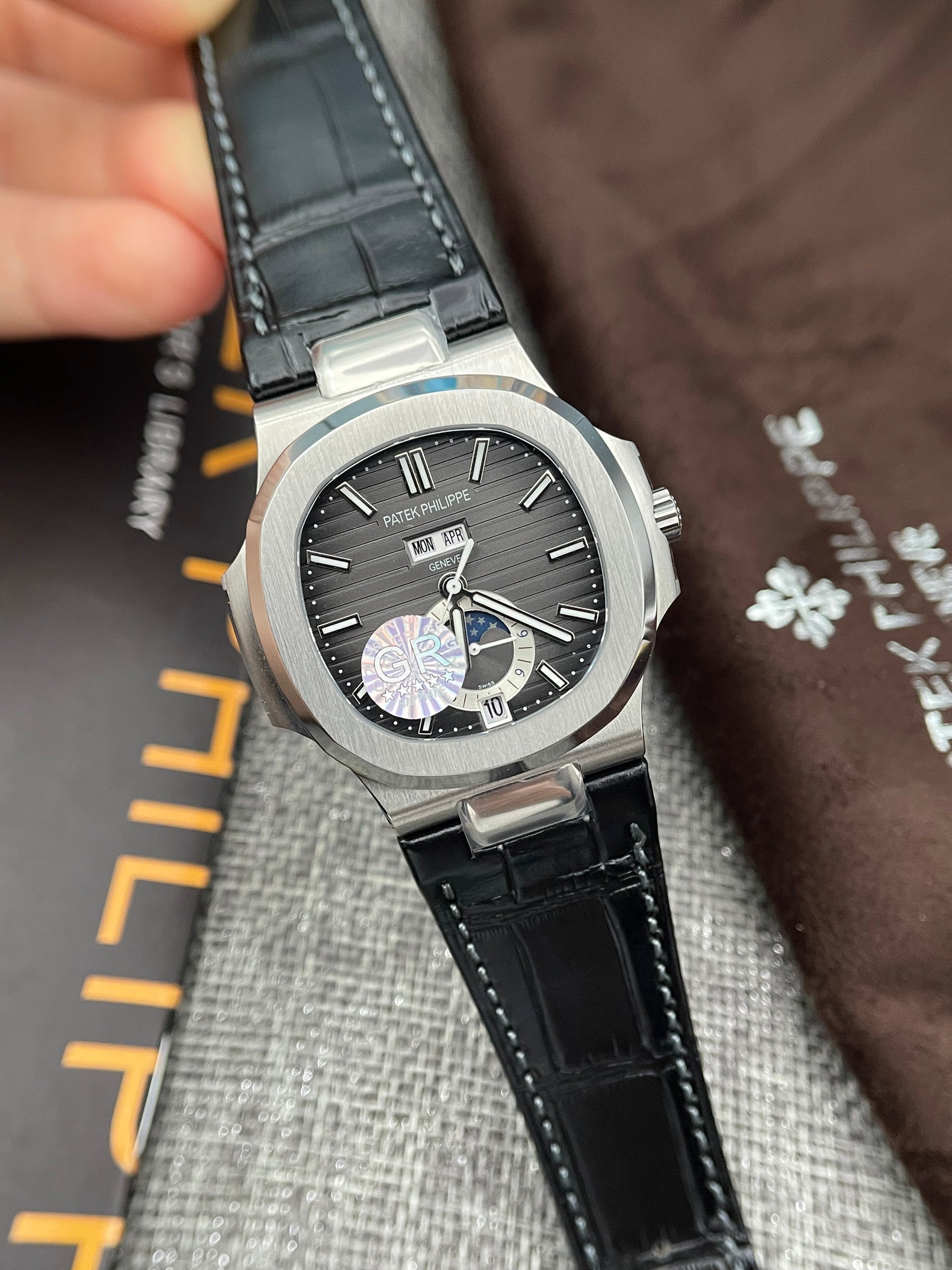 Patek Philippe Nautilus 5726G cadran gris bracelet cuir GR Factory 40,5 mm