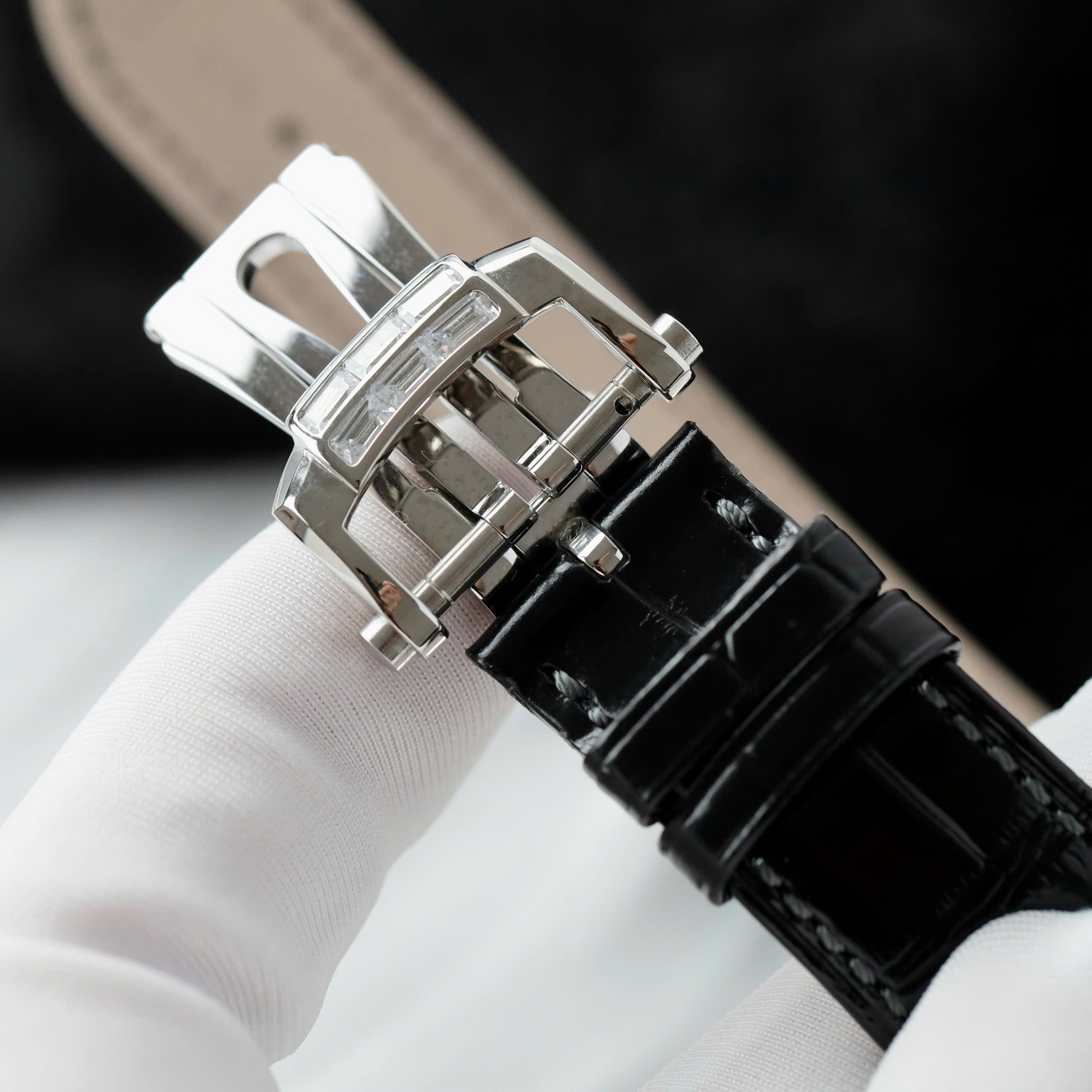 Patek Philippe Nautilus 5724 Cadran bleu Bracelet cuir 40 mm