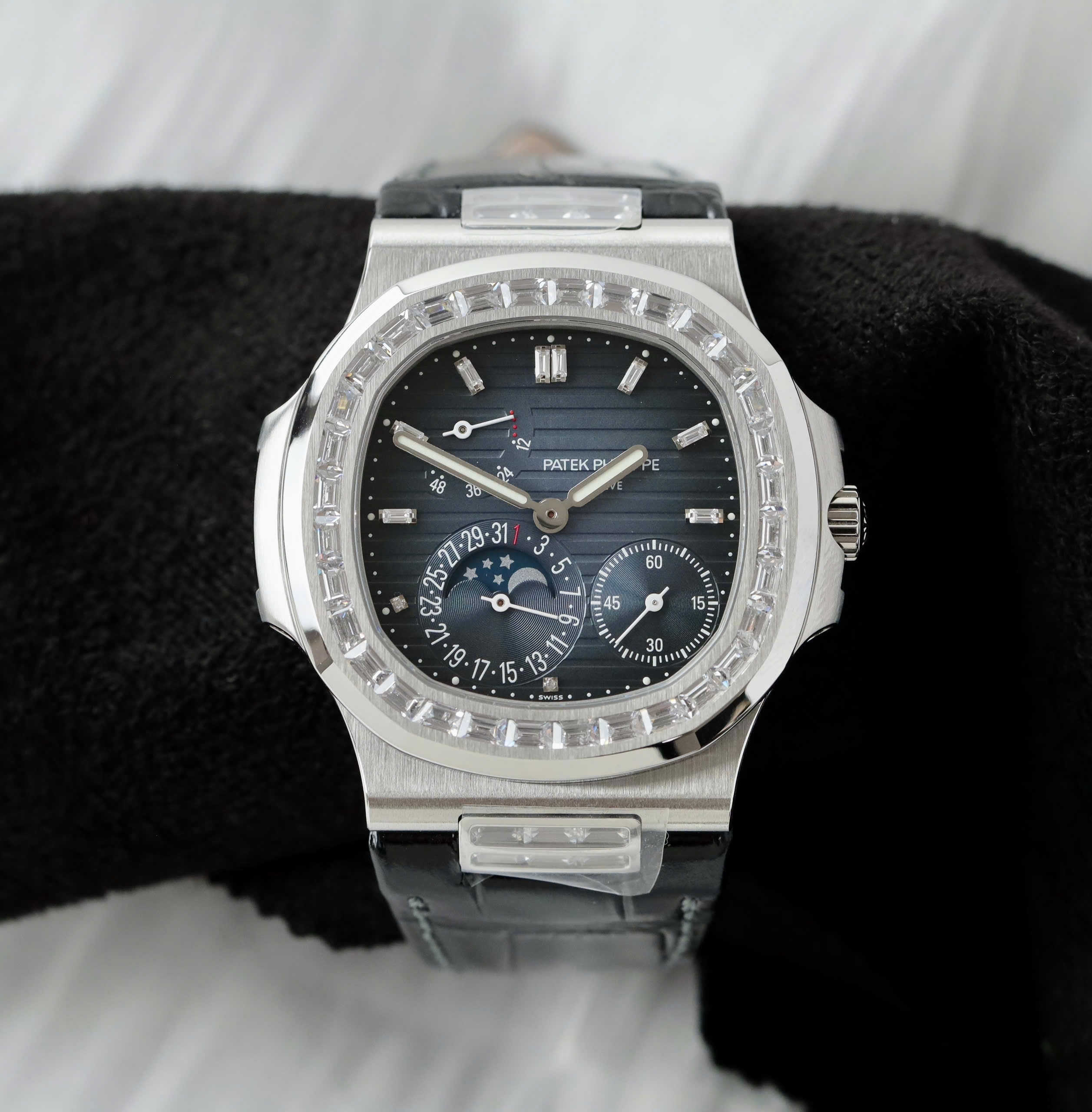Patek Philippe Nautilus 5724 Cadran bleu Bracelet cuir 40 mm