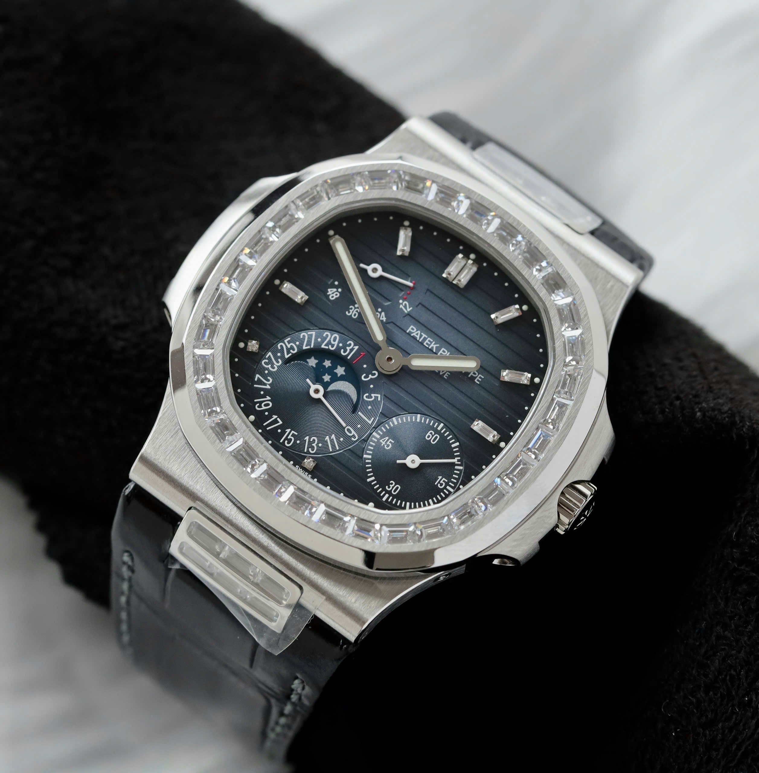 Patek Philippe Nautilus 5724 Cadran bleu Bracelet cuir 40 mm