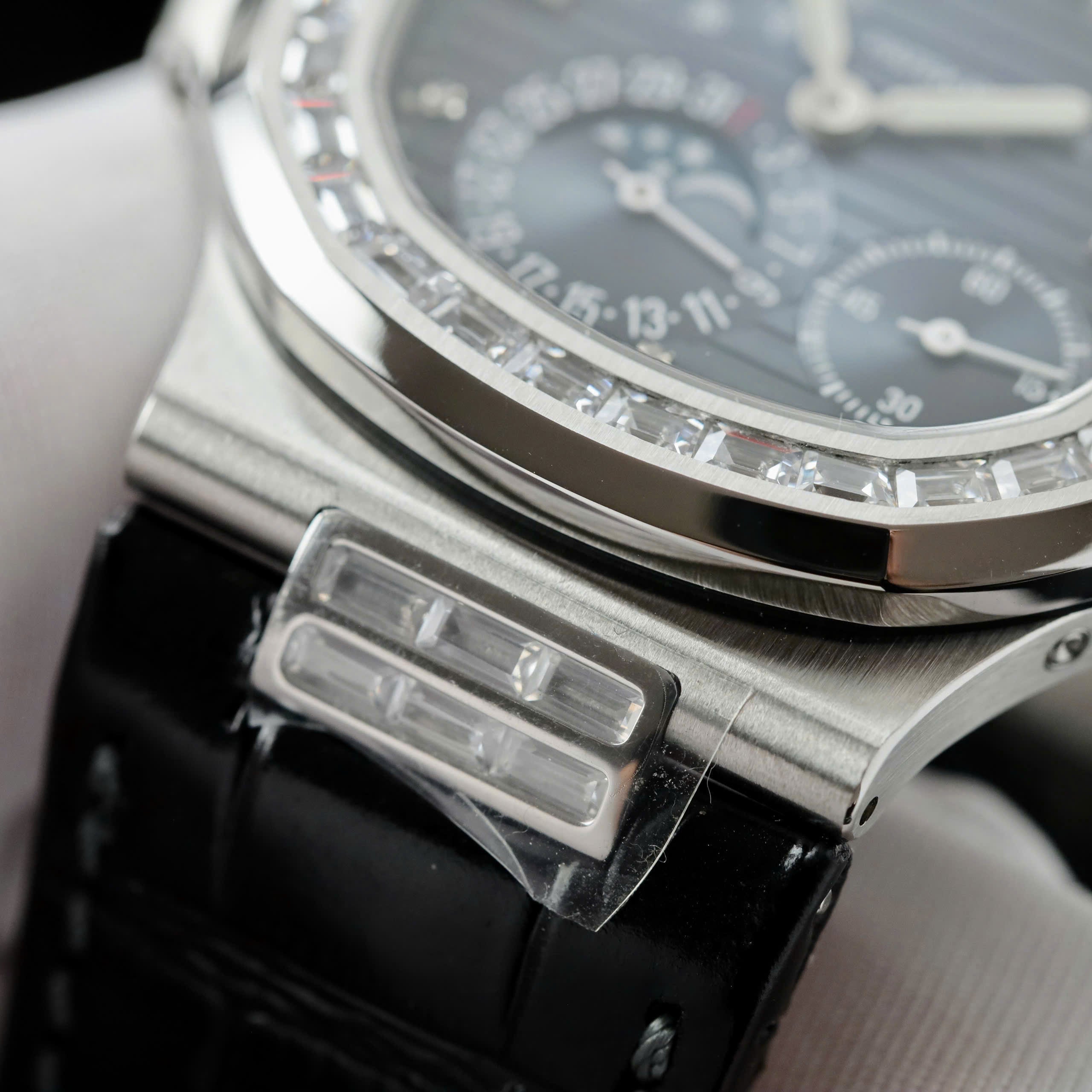 Patek Philippe Nautilus 5724 Cadran bleu Bracelet cuir 40 mm