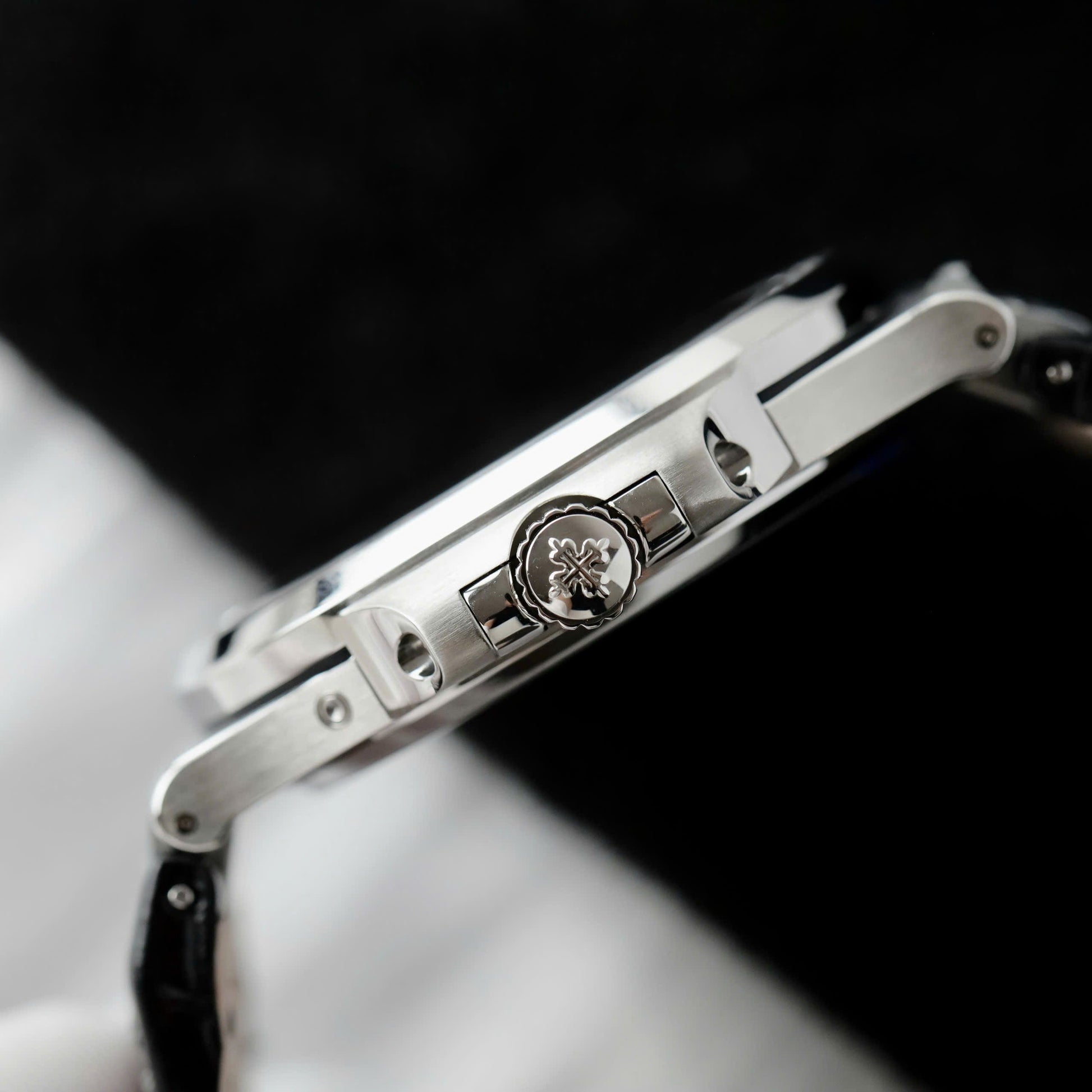 Patek Philippe Nautilus 5724 Cadran bleu Bracelet cuir 40 mm