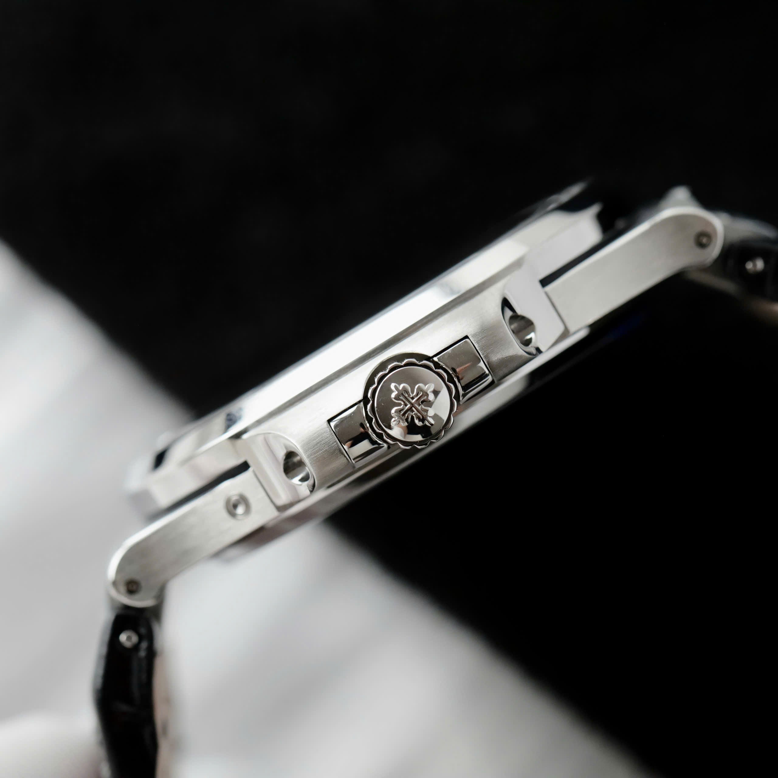 Patek Philippe Nautilus 5724 Cadran bleu Bracelet cuir 40 mm