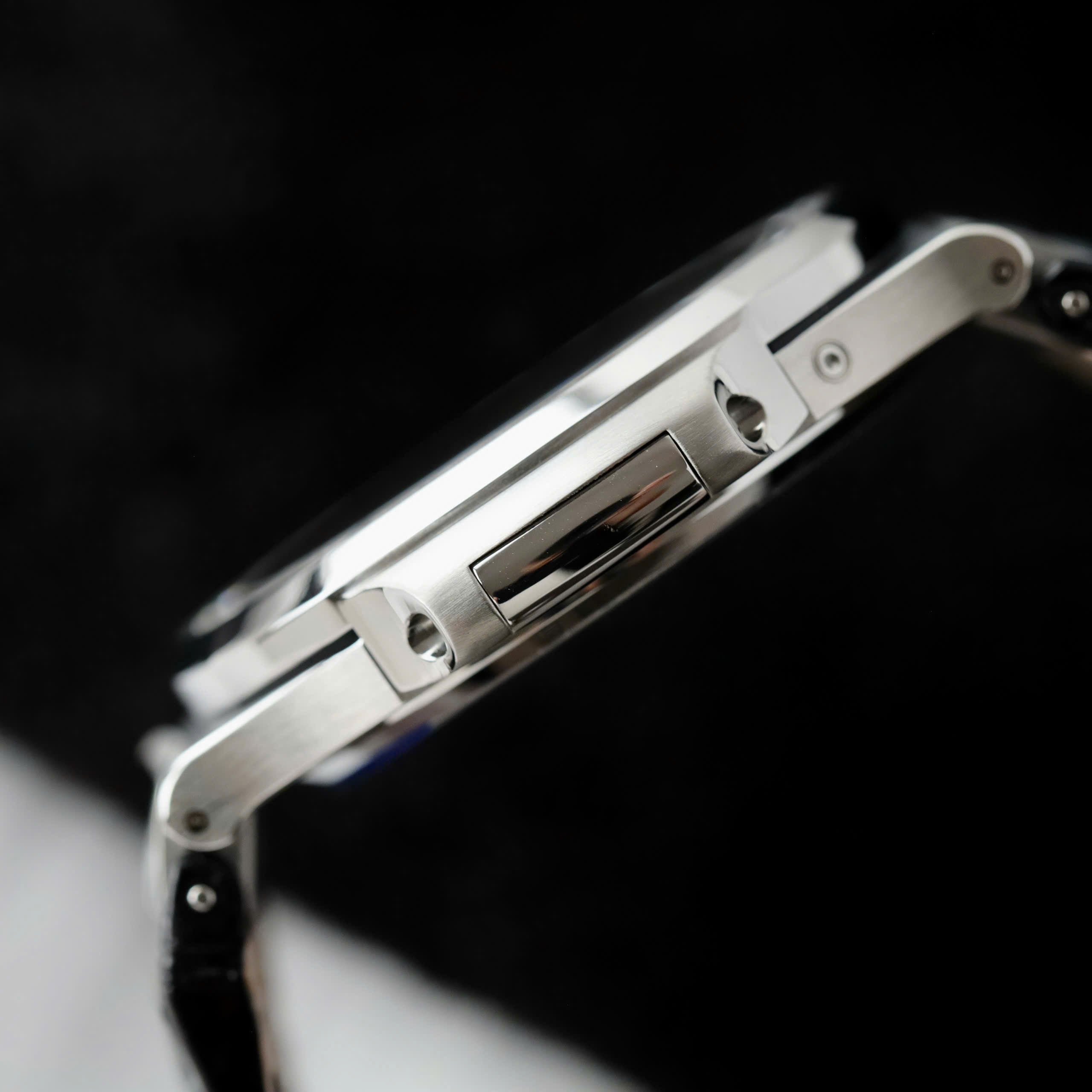 Patek Philippe Nautilus 5724 Cadran bleu Bracelet cuir 40 mm