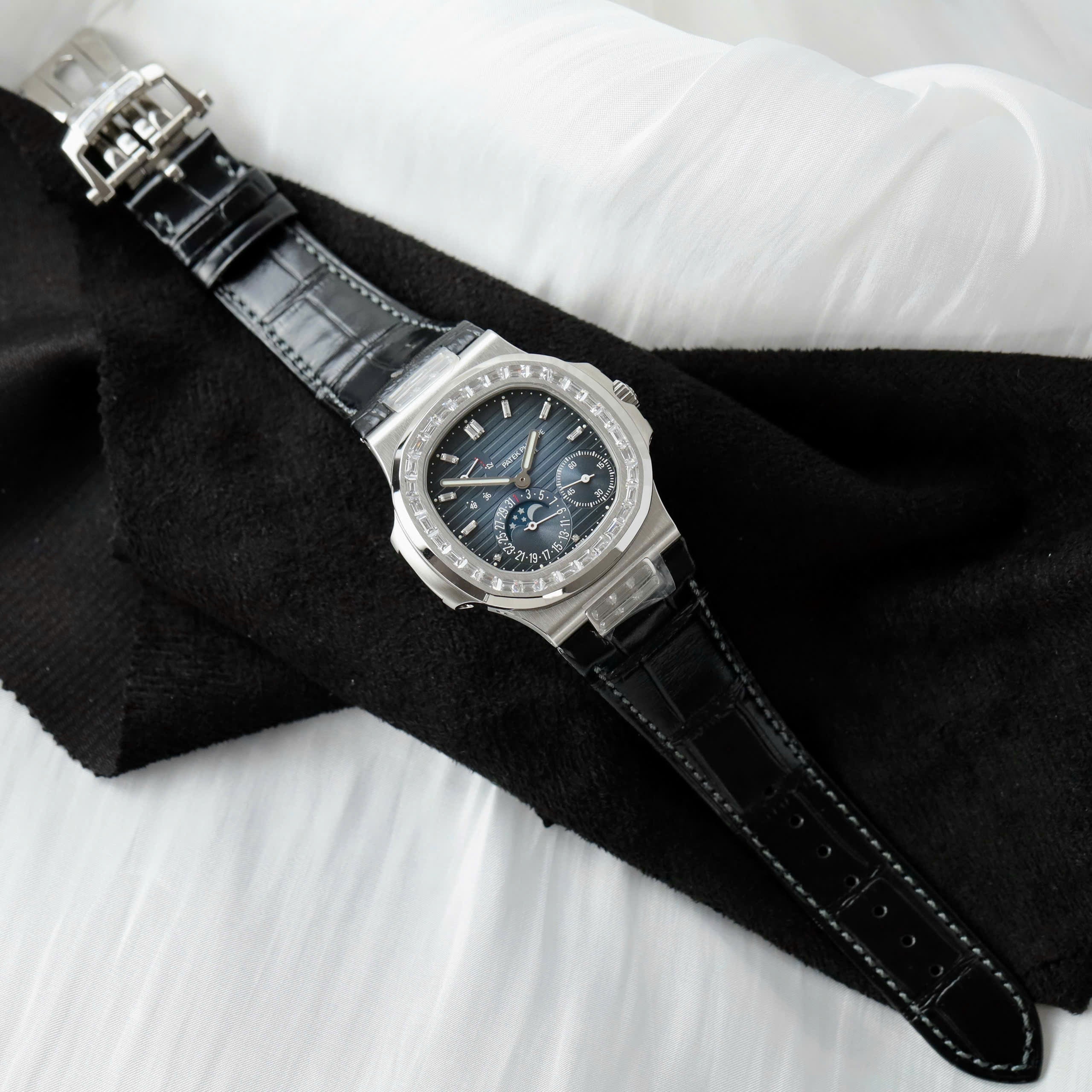 Patek Philippe Nautilus 5724 Cadran bleu Bracelet cuir 40 mm