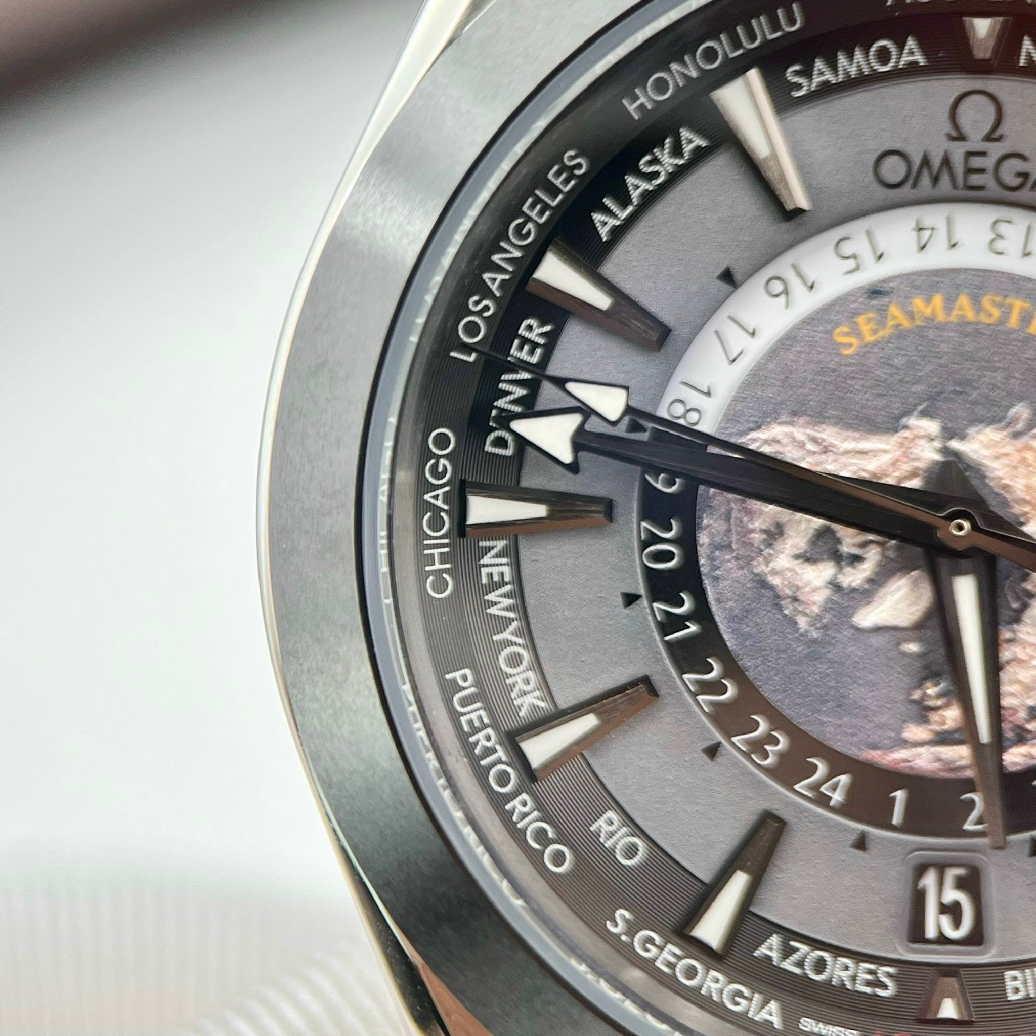 Omega Seamaster Aqua Terra Worldtimer grau 43 mm