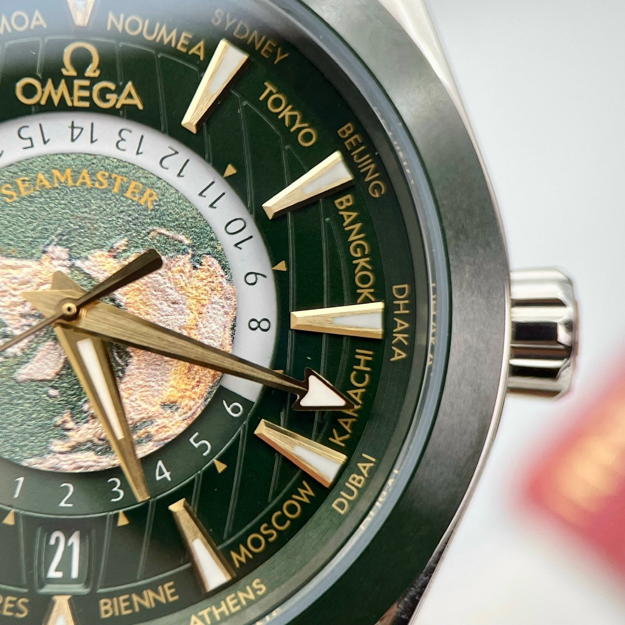 Omega Seamaster Aqua Terra Worldtimer Grün 43 mm